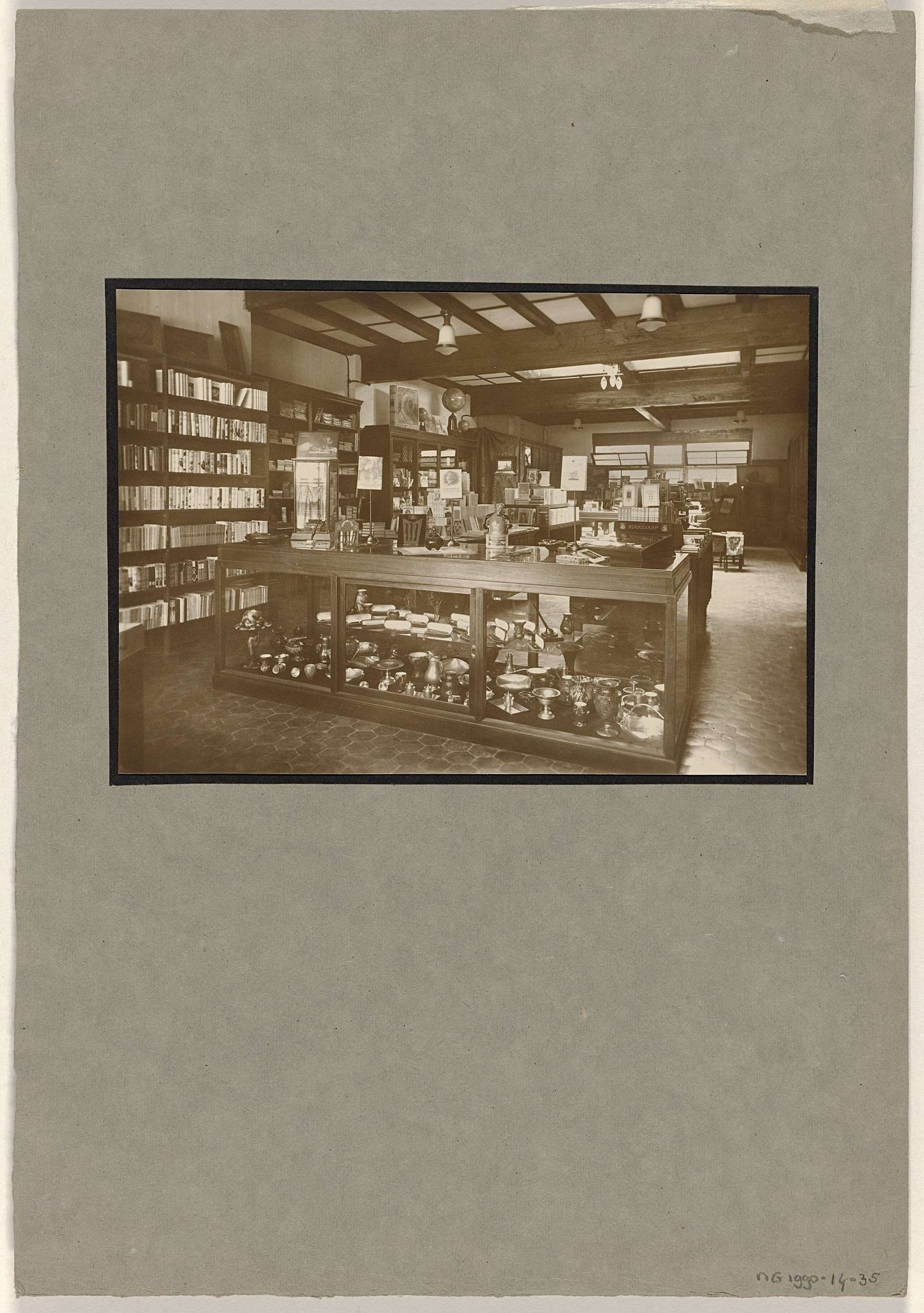 Interieur van de winkel van de Deli Courant te Medan by W.T. Uhlenhuth
