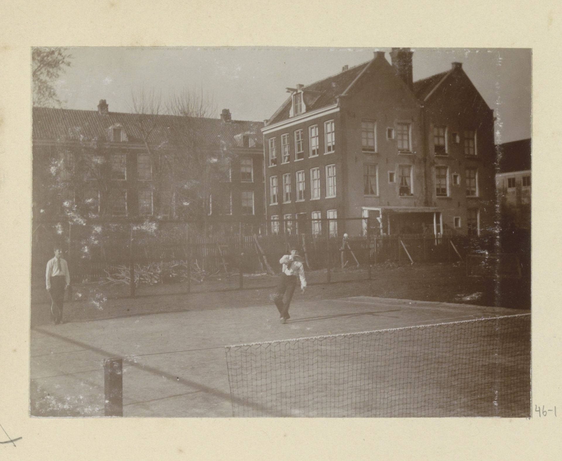 Twee mannen spelen dubbelspel op een tennisbaan by Hendrik Herman van den Berg