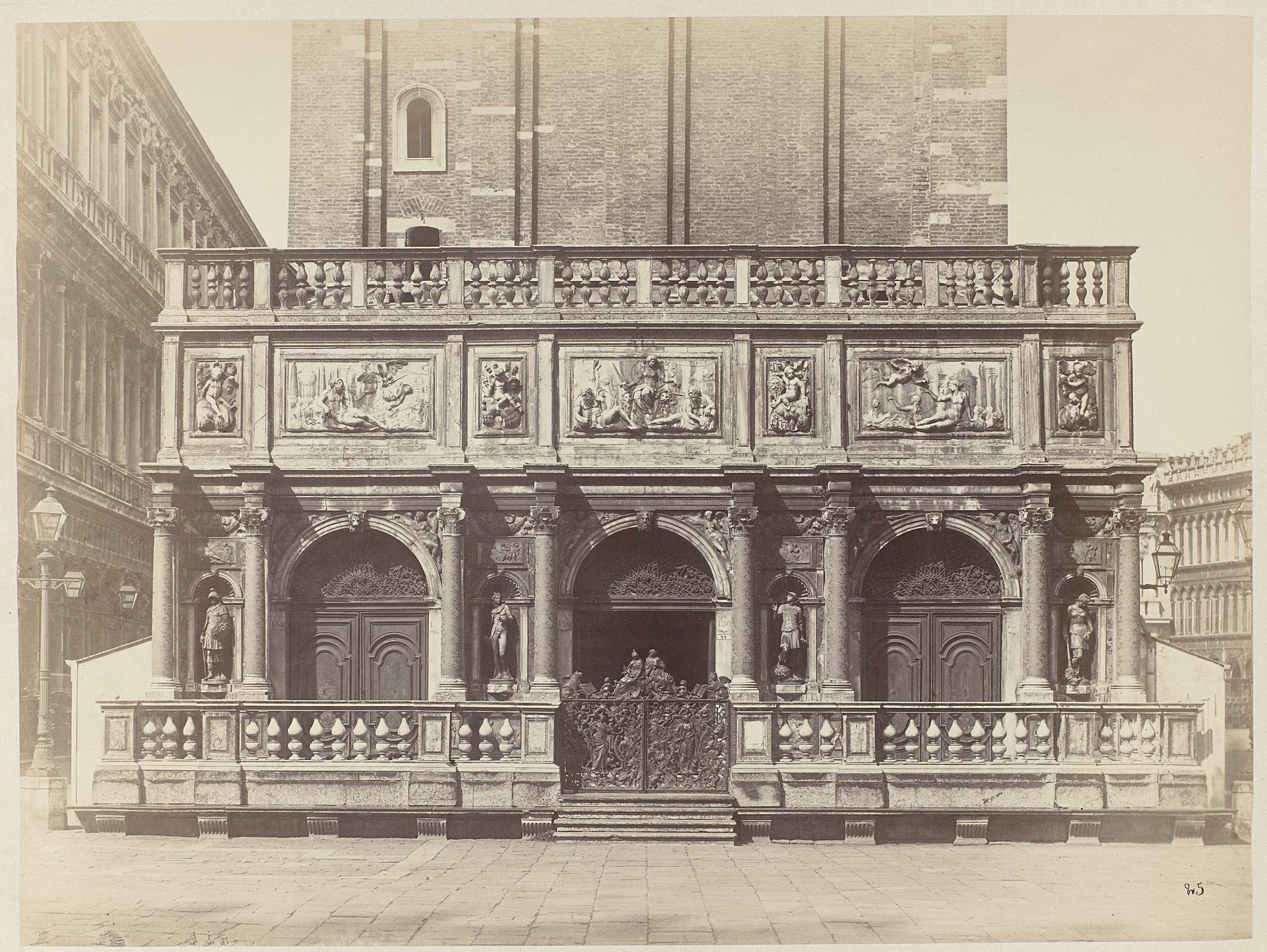 Gezicht op de Loggetta van de toren van de San Marco in Venetië by Carlo Naya