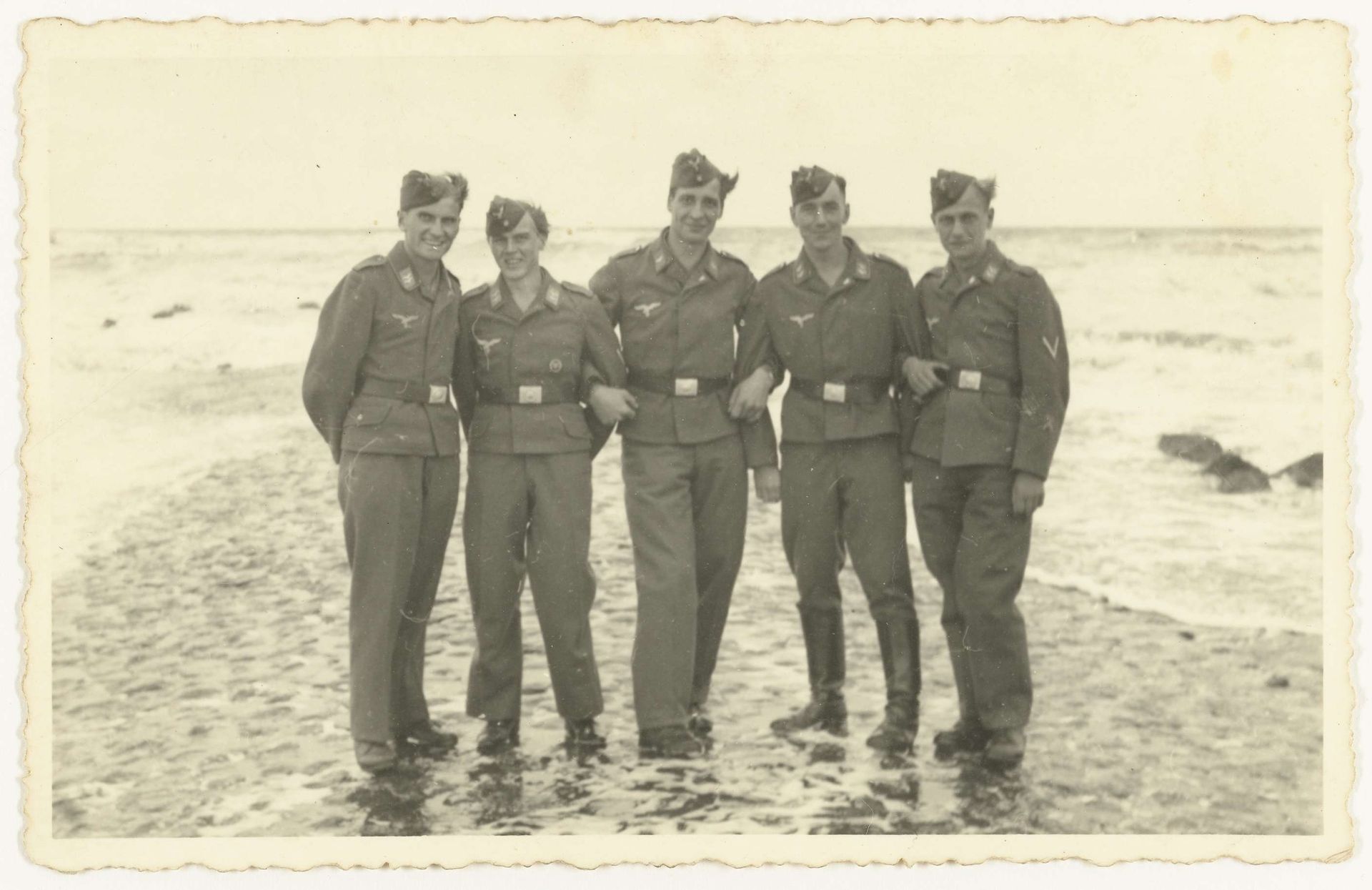 Leden van de Luftwaffe aan het strand by Anonymous