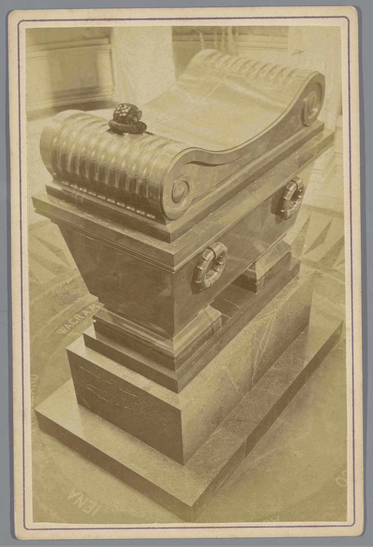 Graf van Napoleon in de Dôme des Invalides te Parijs by Compagnie Photographique Debitte & Hervé