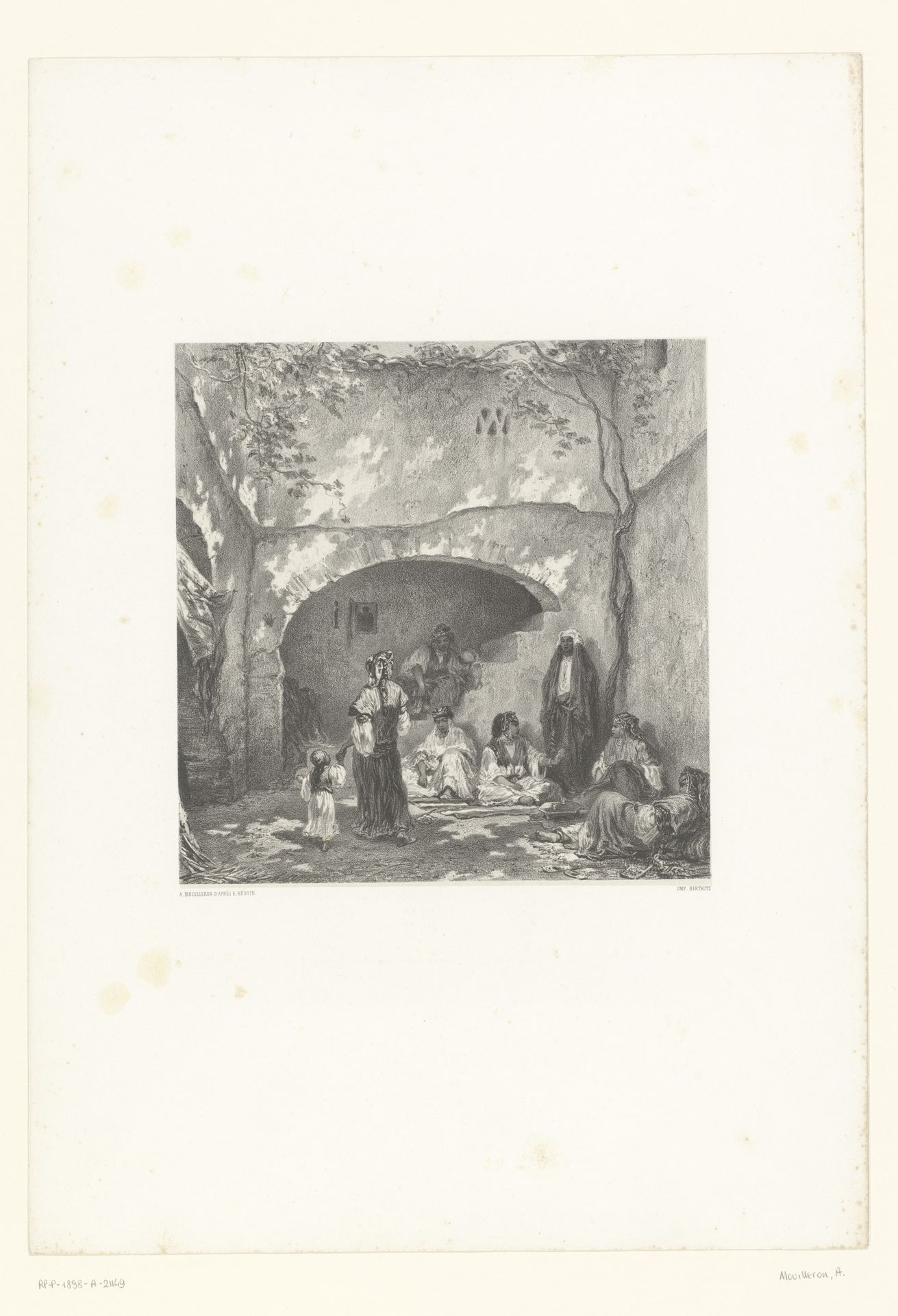 Vrouw en kind met hoofddoek wandelen over binnenplaats in Algerije met zittende mensen by Adolphe Mouilleron