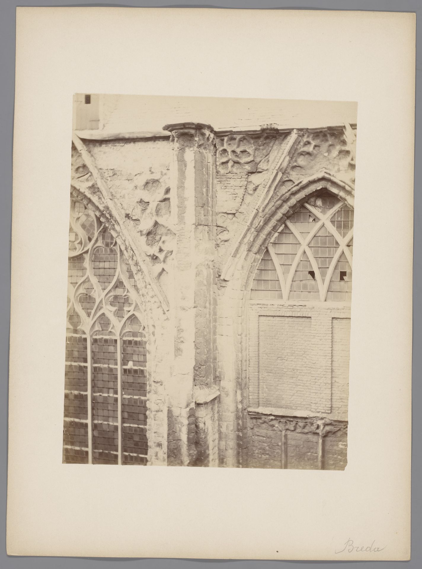 Gedeelte van de Grote Kerk te Breda by anoniem (Monumentenzorg)
