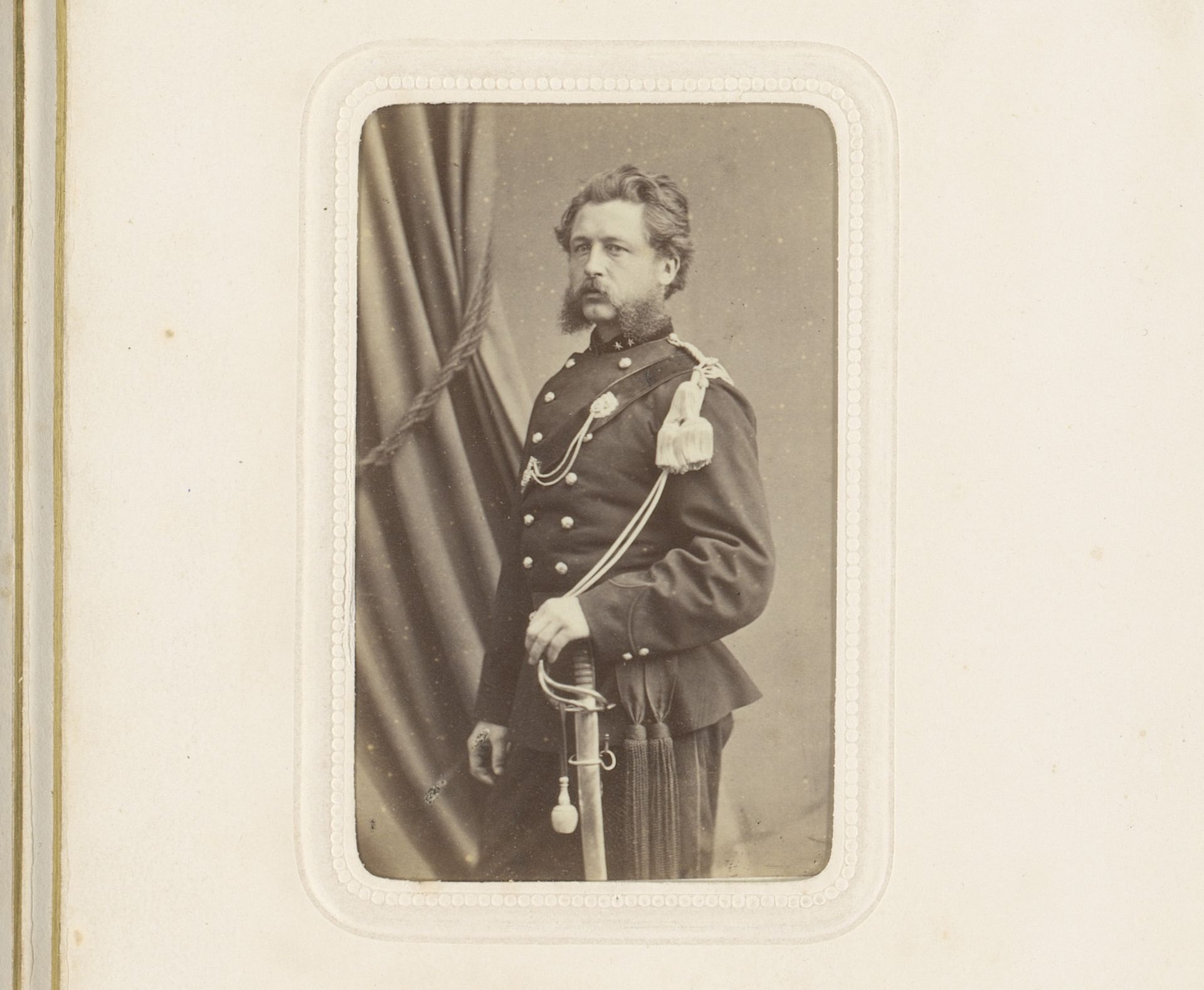 Portret van een staande man in militair uniform met sabel by Albert Greiner