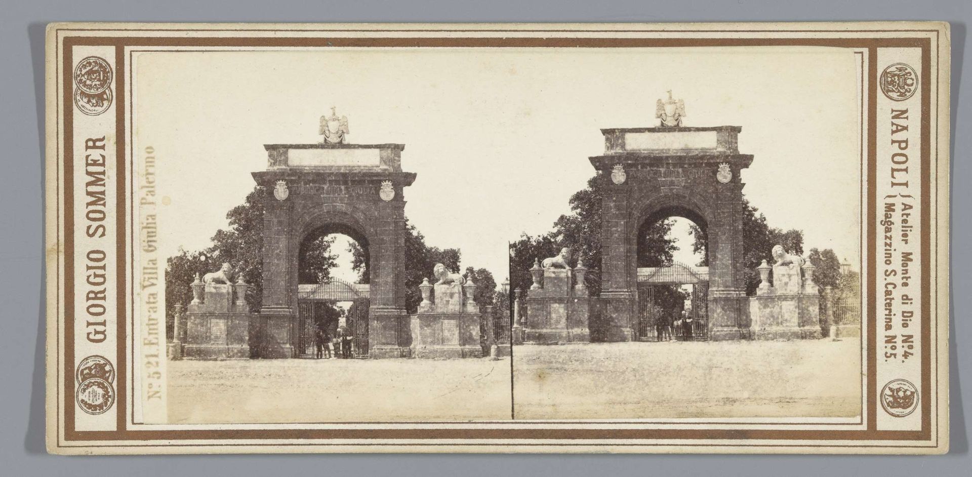 Gezicht op de toegangspoort van het Villa Giulia in Palermo by Giorgio Sommer