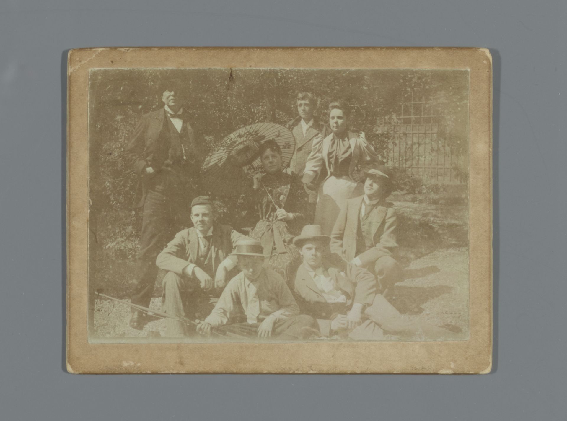 Groepje in de zon in de tuin van Turfmarkt 3, vader en moeder van den Berg, Henk en Karel by Hendrik Herman van den Berg