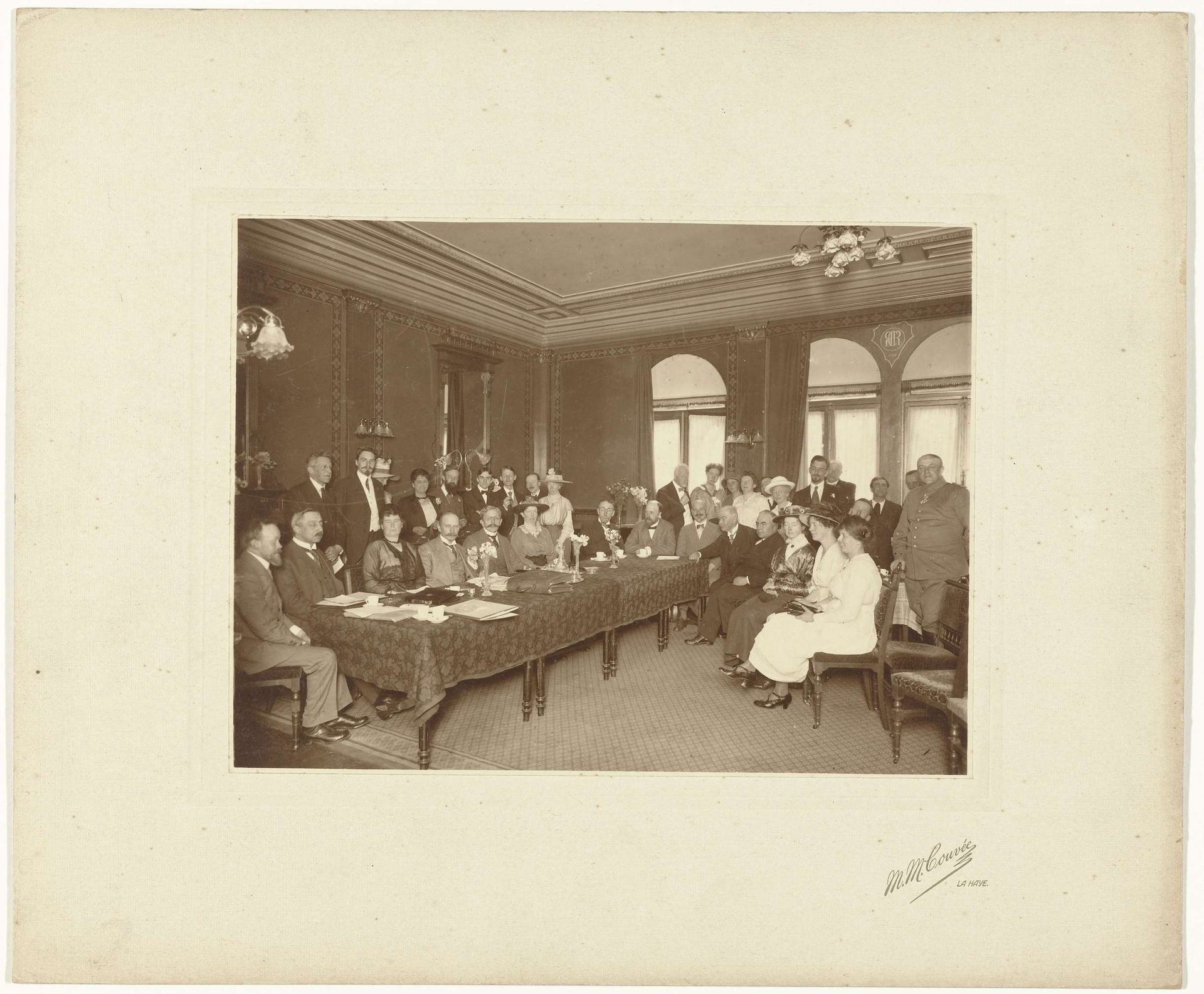 Bijeenkomst van de leden van de Nederlandse vereniging van Letterkundigen. Den Haag, 1918 by M.M. Couvée