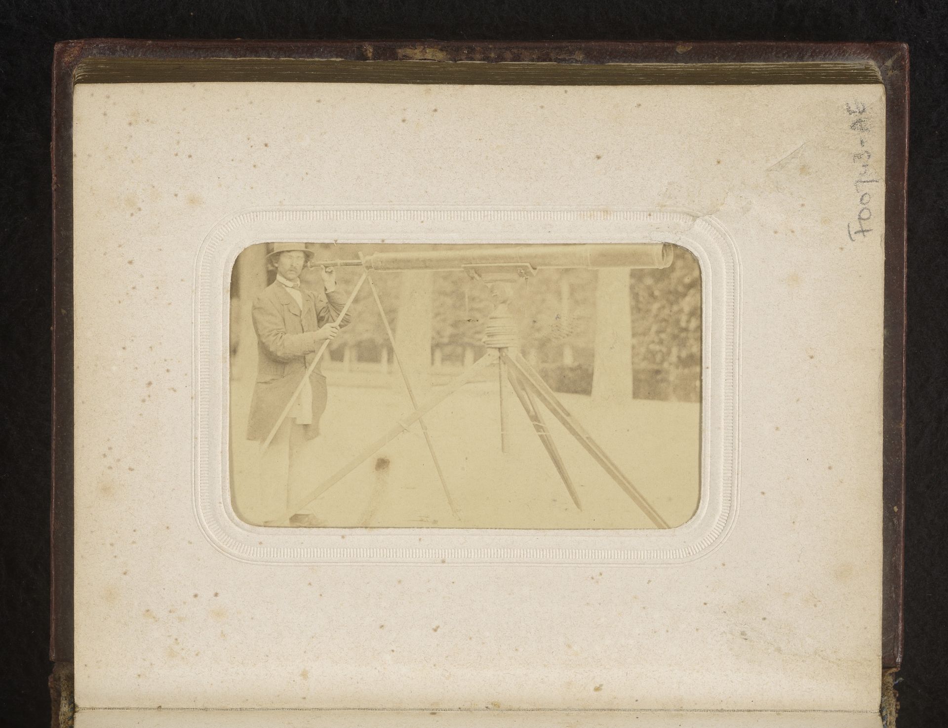 Man met een telescoop op statief by Lesueur (fotograaf)
