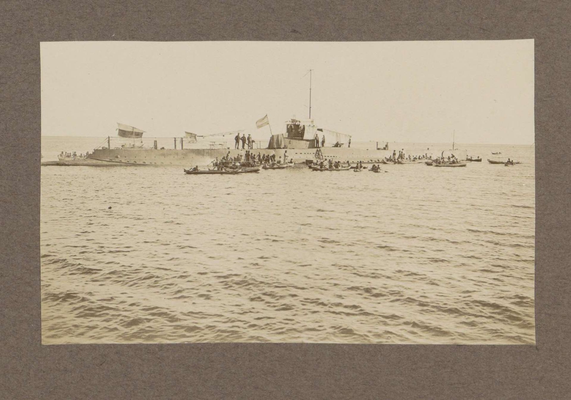 Prauwen bij een onderzeeër in de wateren van Nederlands-Indië by Klaas (I) Kleiterp