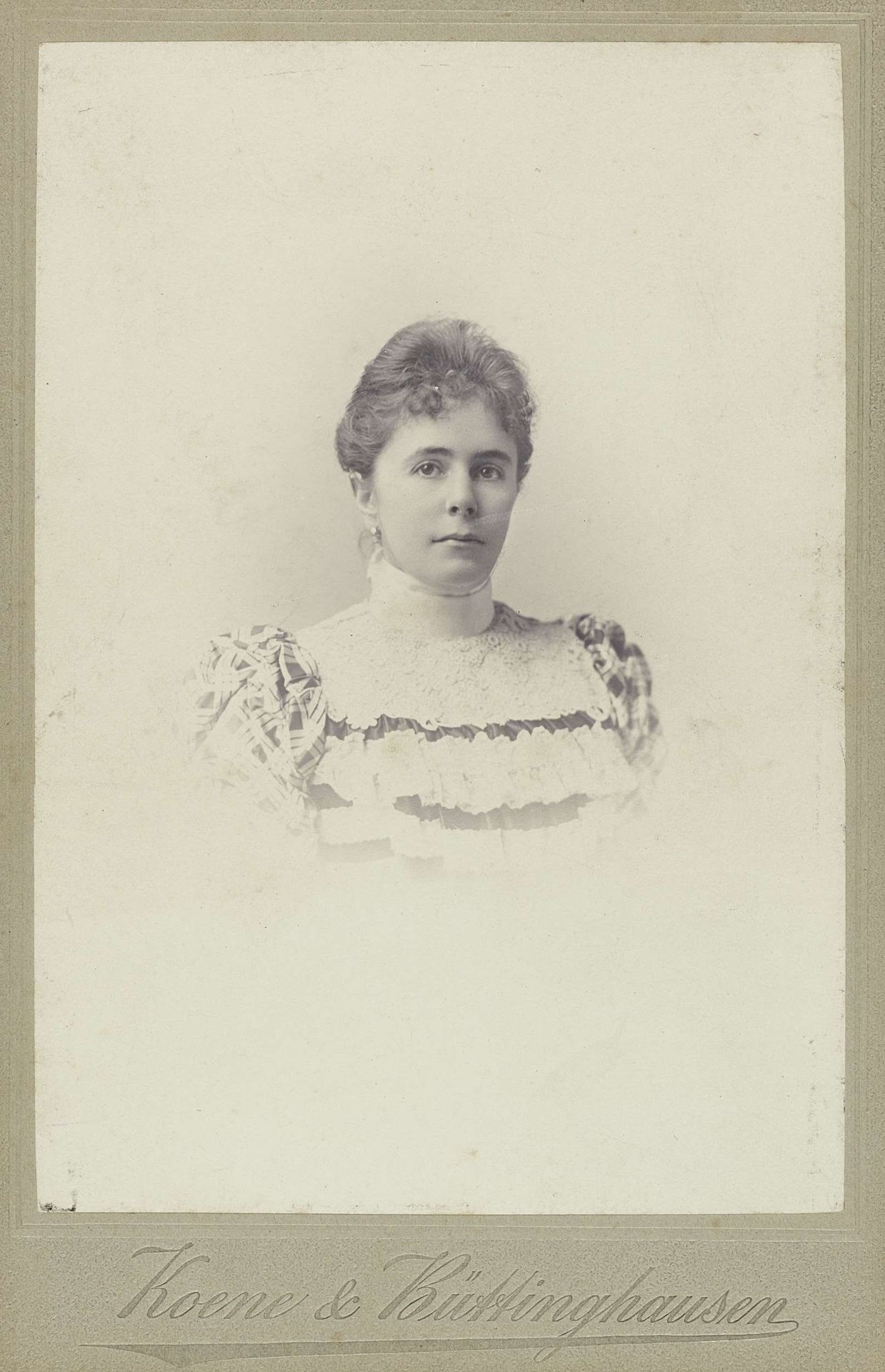 Studioportret van Charlotte Matthes-Doorman by Koene & Büttinghausen