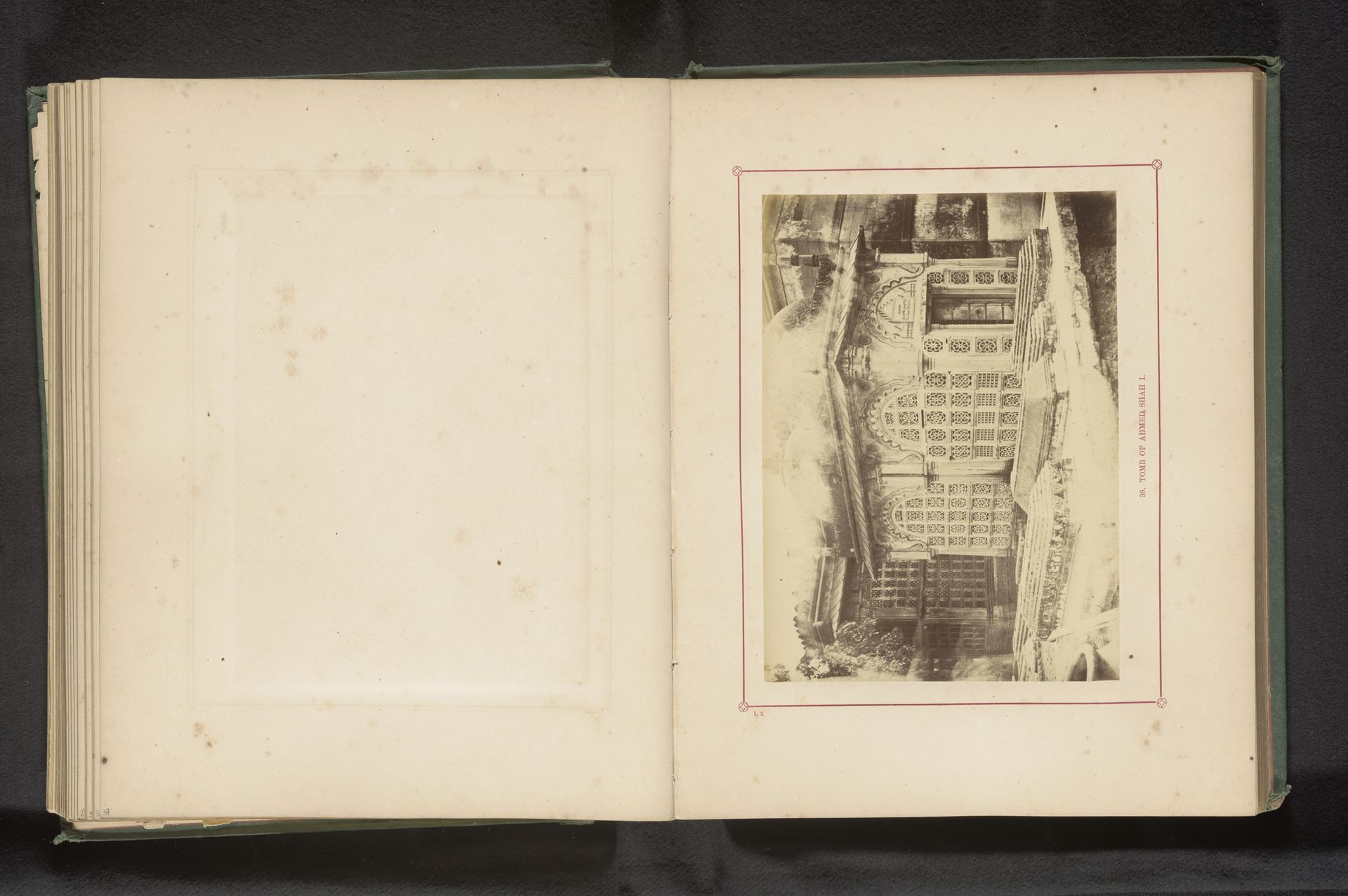 Tombe van Ahmed Shah I in Ahmedabad by Thomas Biggs