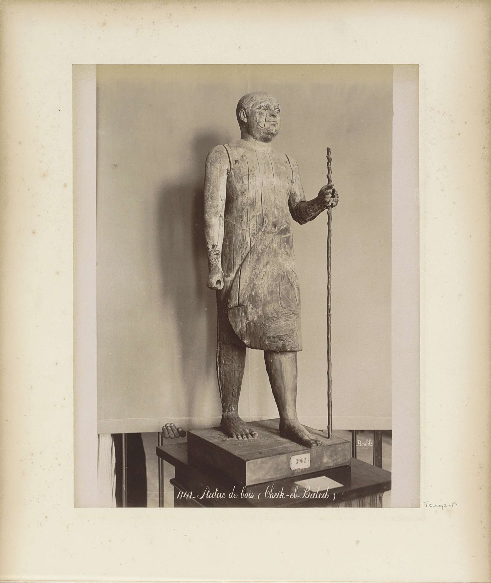 Houten standbeeld van een man met een staf (Cheik-el-Baled) by Maison Bonfils
