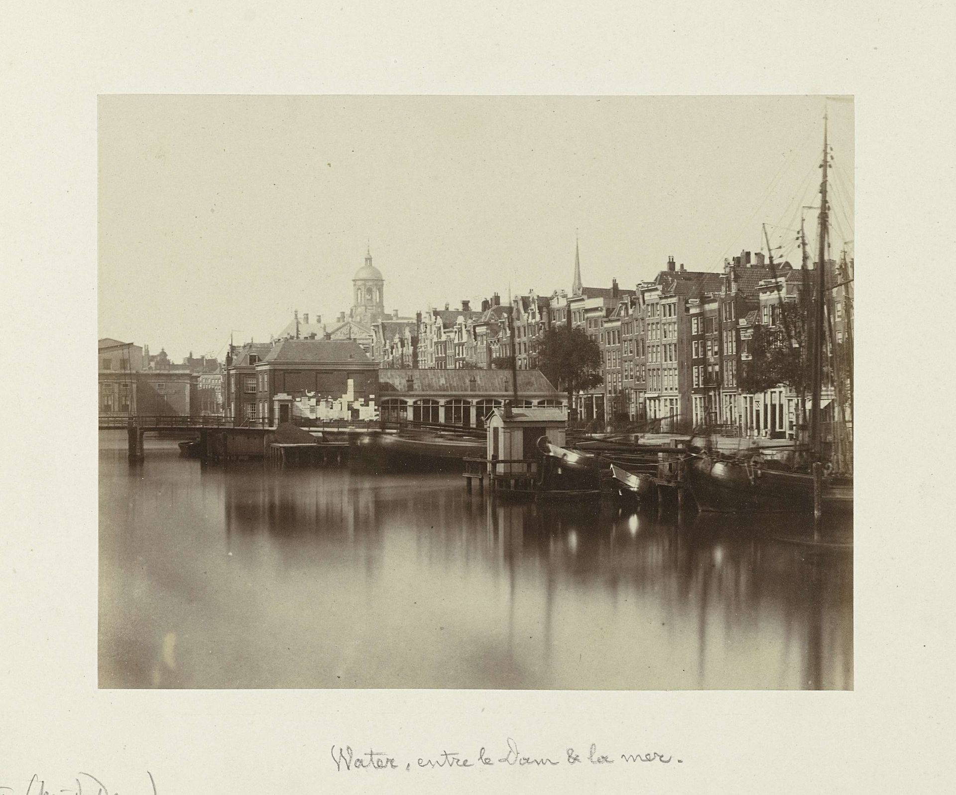 Gezicht op het Damrak met de Korenbeurs by Pieter Oosterhuis