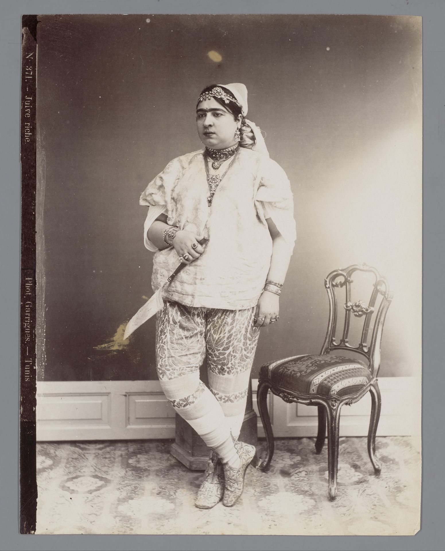 Portret van een onbekende Joodse vrouw met mes by J. André Garrigues