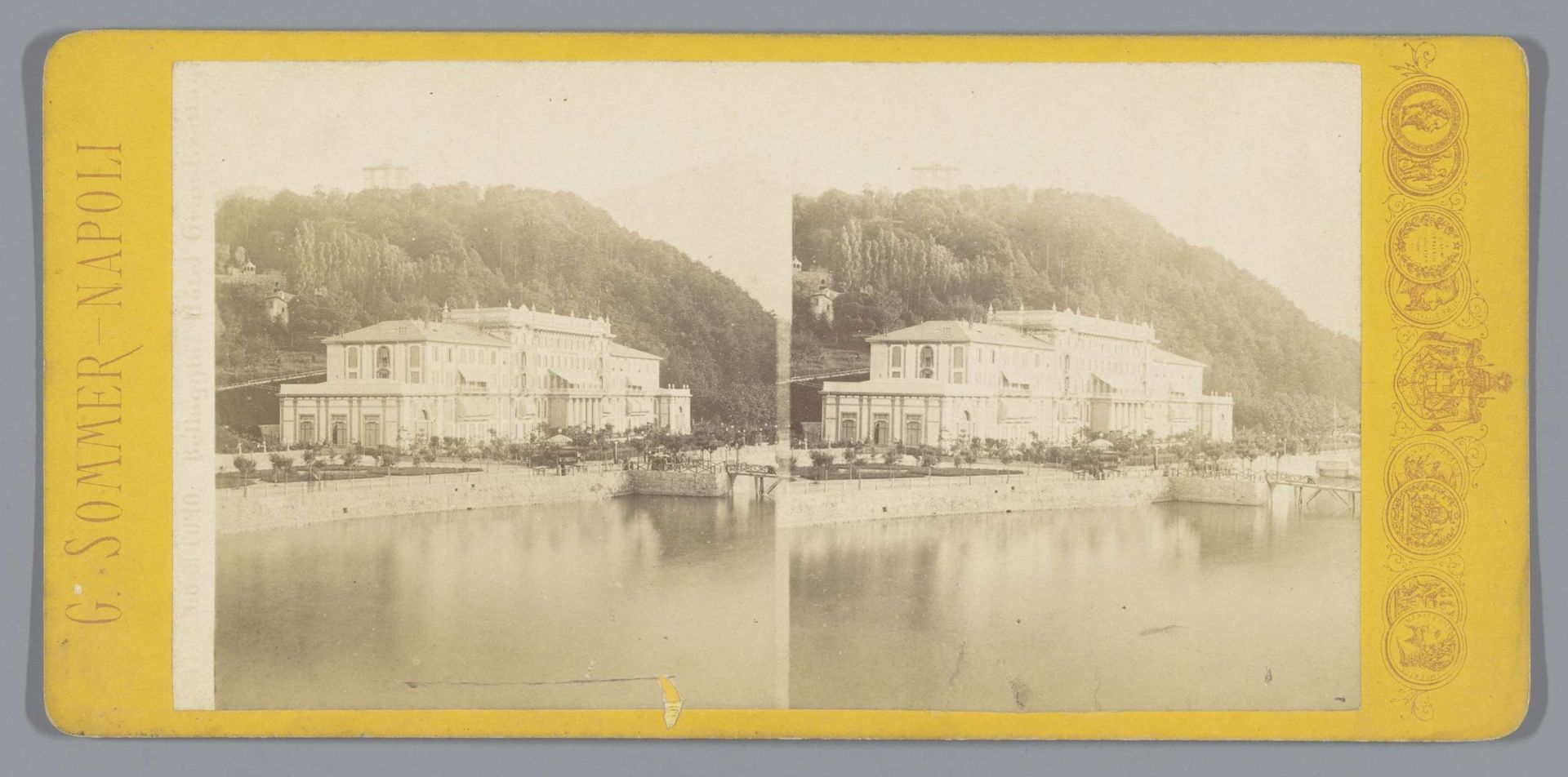 Gezicht op een hotel aan het Comomeer in Bellagio by Giorgio Sommer