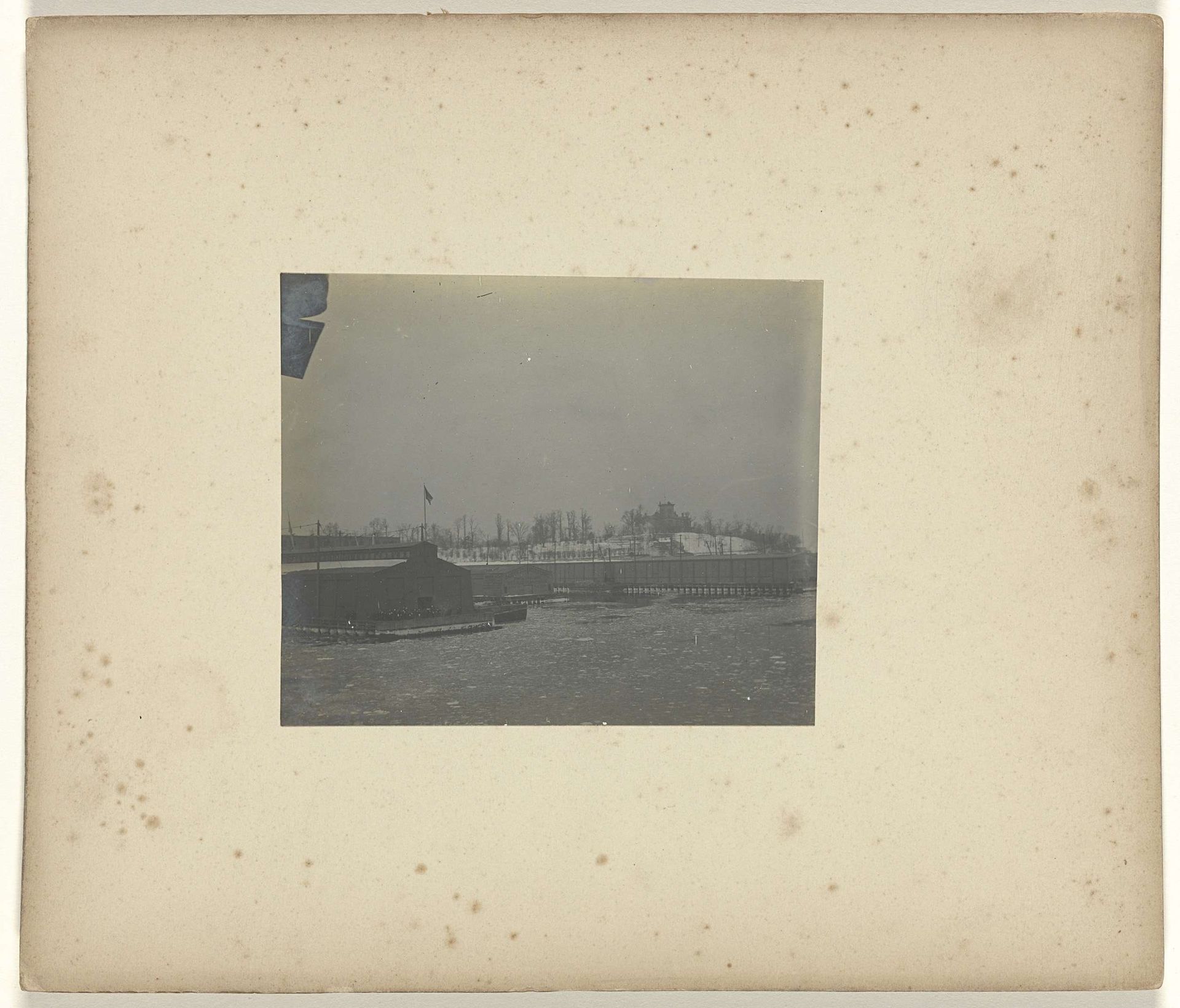 Gezicht over het water, in of bij St. Louis by Jan Schüller