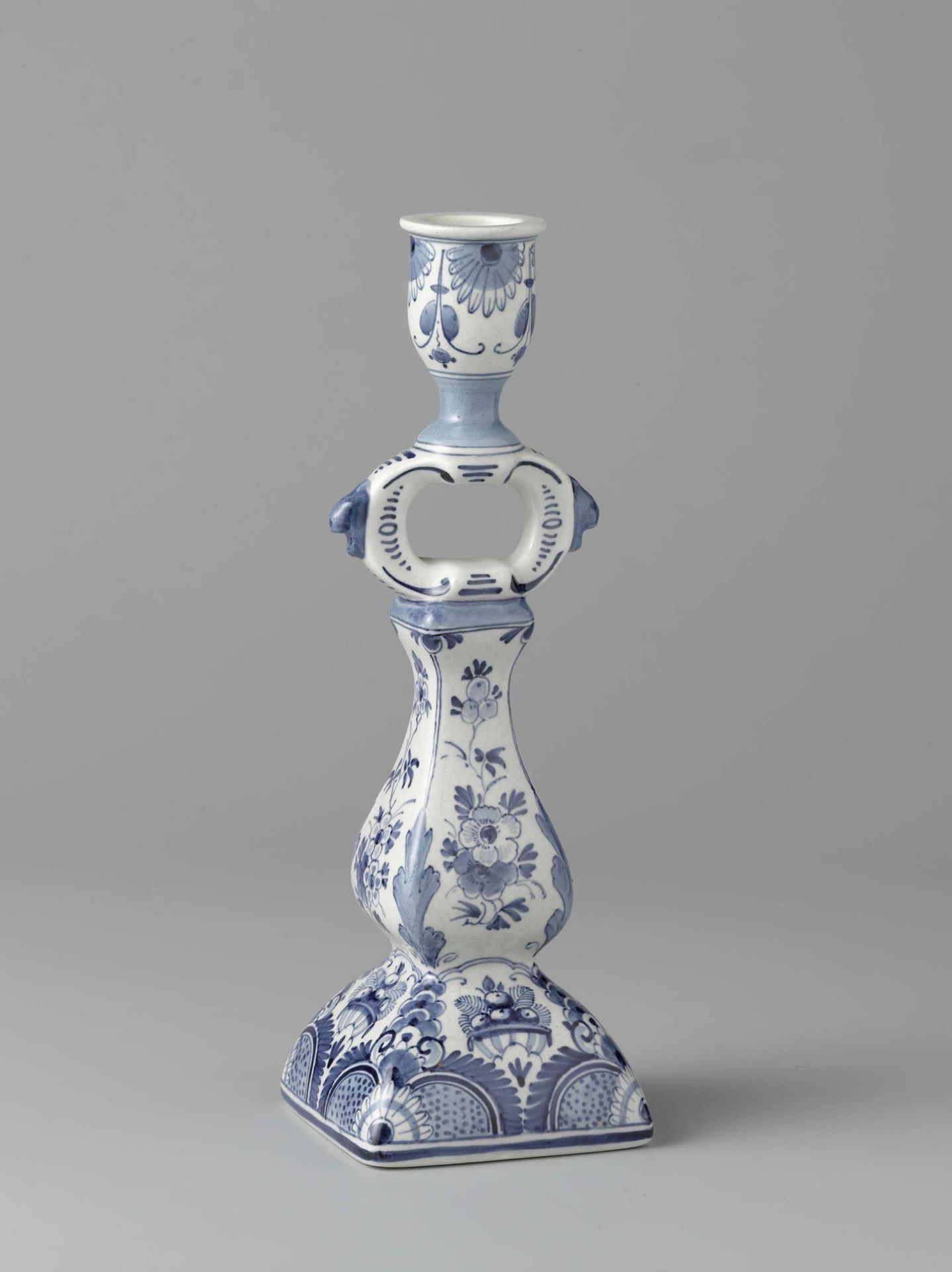 Kandelaar met blauwwitte decoratie by De Porceleijne Fles