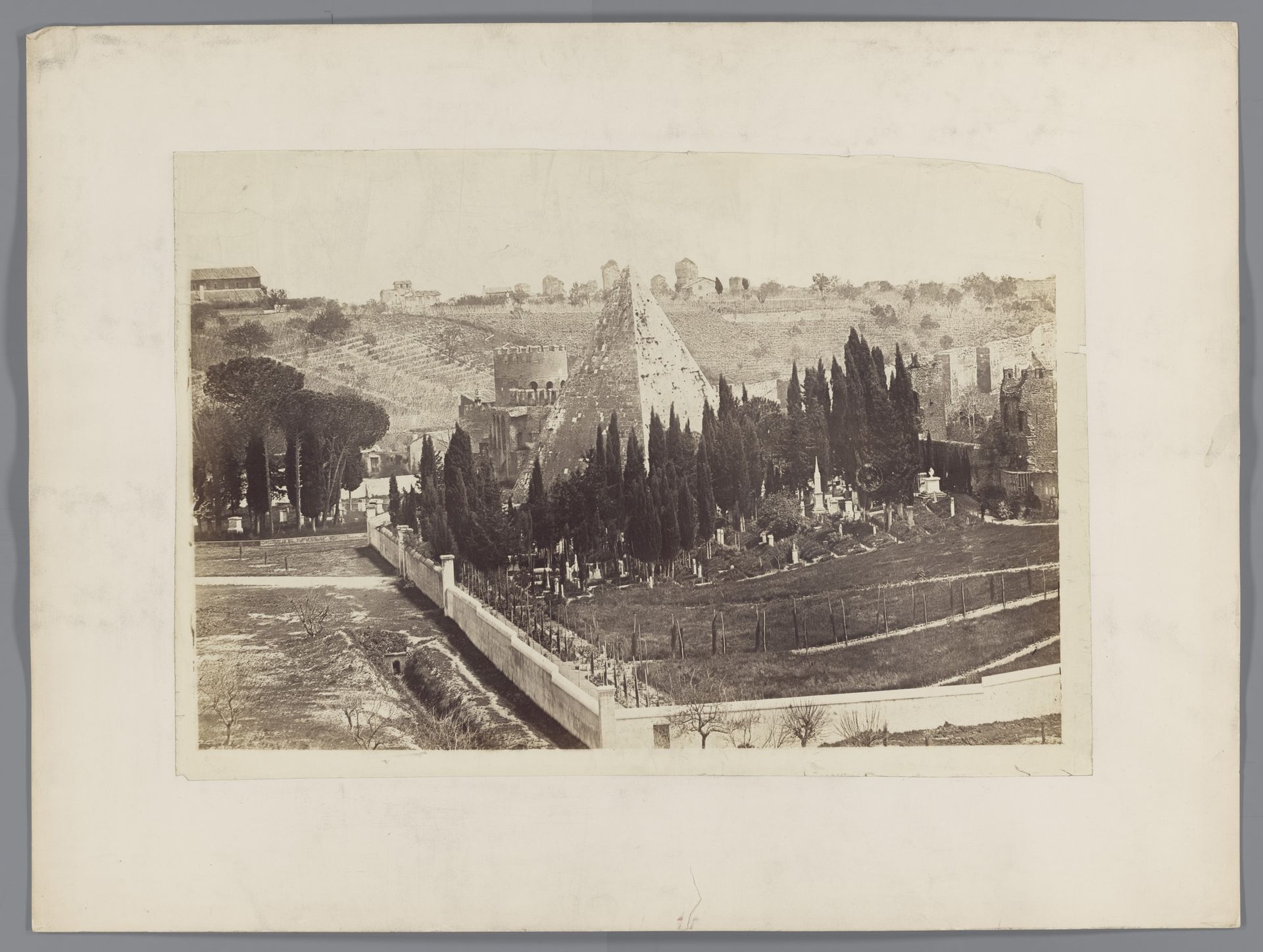 Gezicht op de pyramide van Cestius te Rome by Gustave Eugène Chauffourier