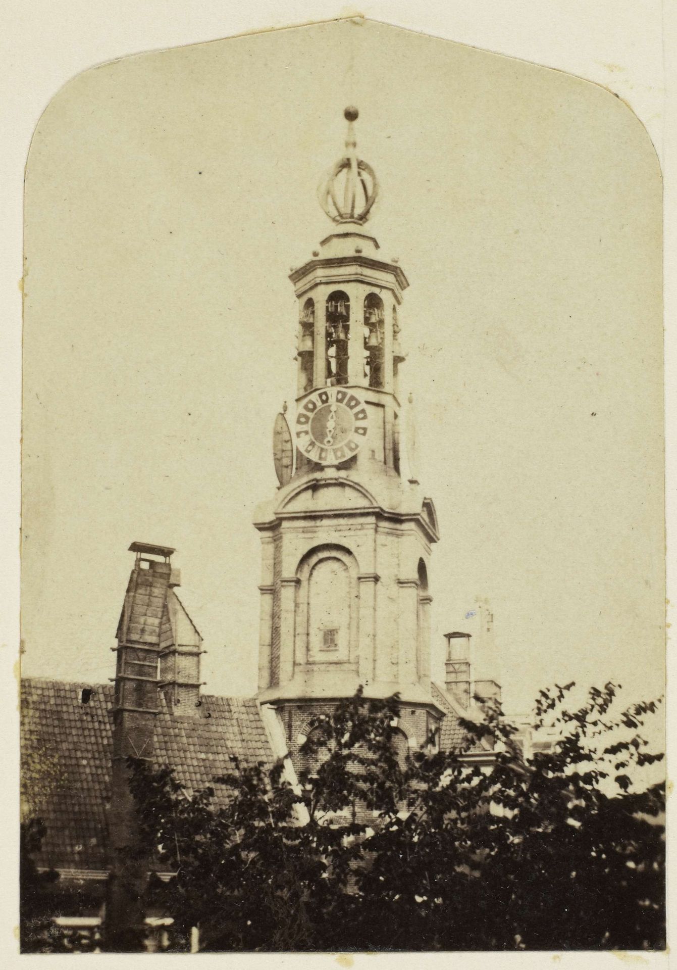Gezicht vanuit het huis van de fotograaf op de Munttoren in Amsterdam by Eduard Isaac Asser
