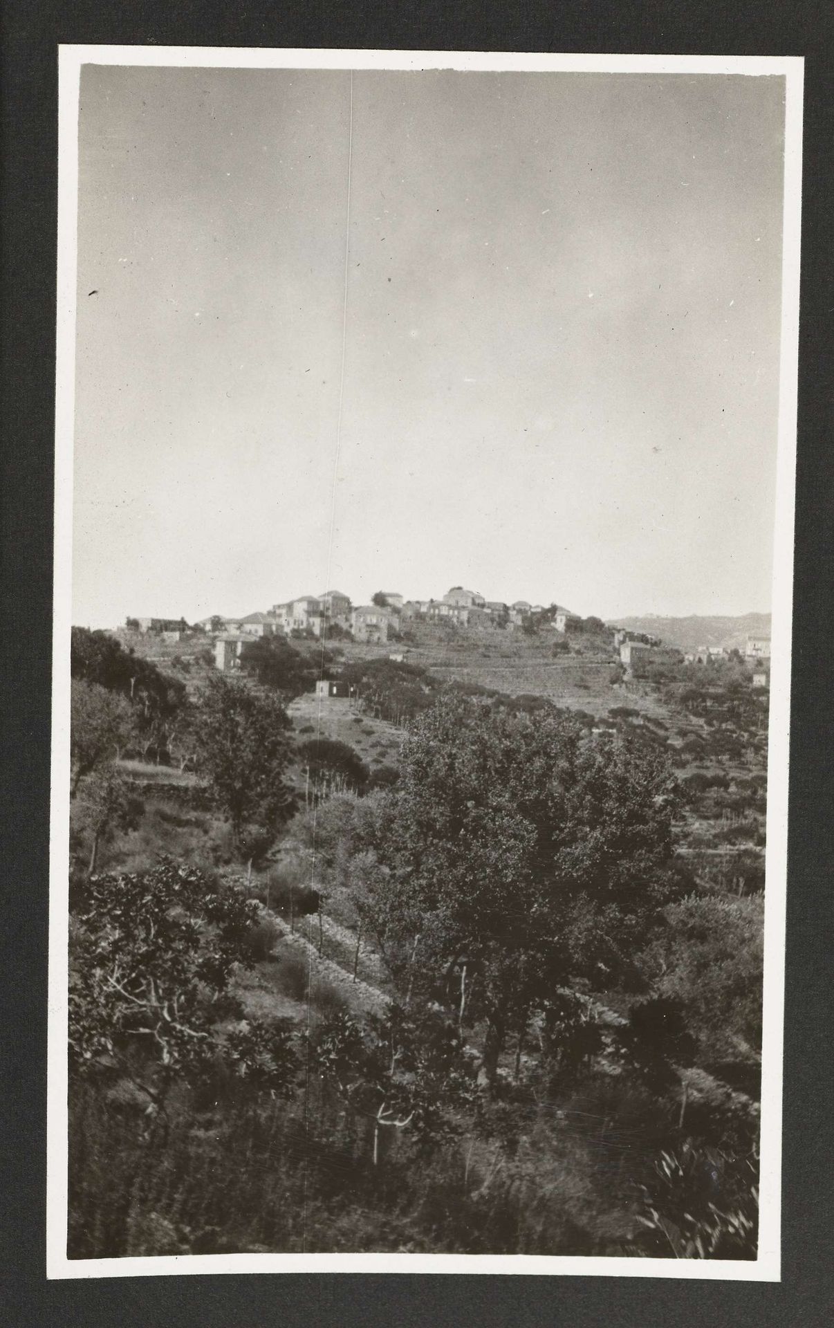 Gezicht op het Libanon gebergte bij Broumana, Syrië by A.G.A. van Eelde