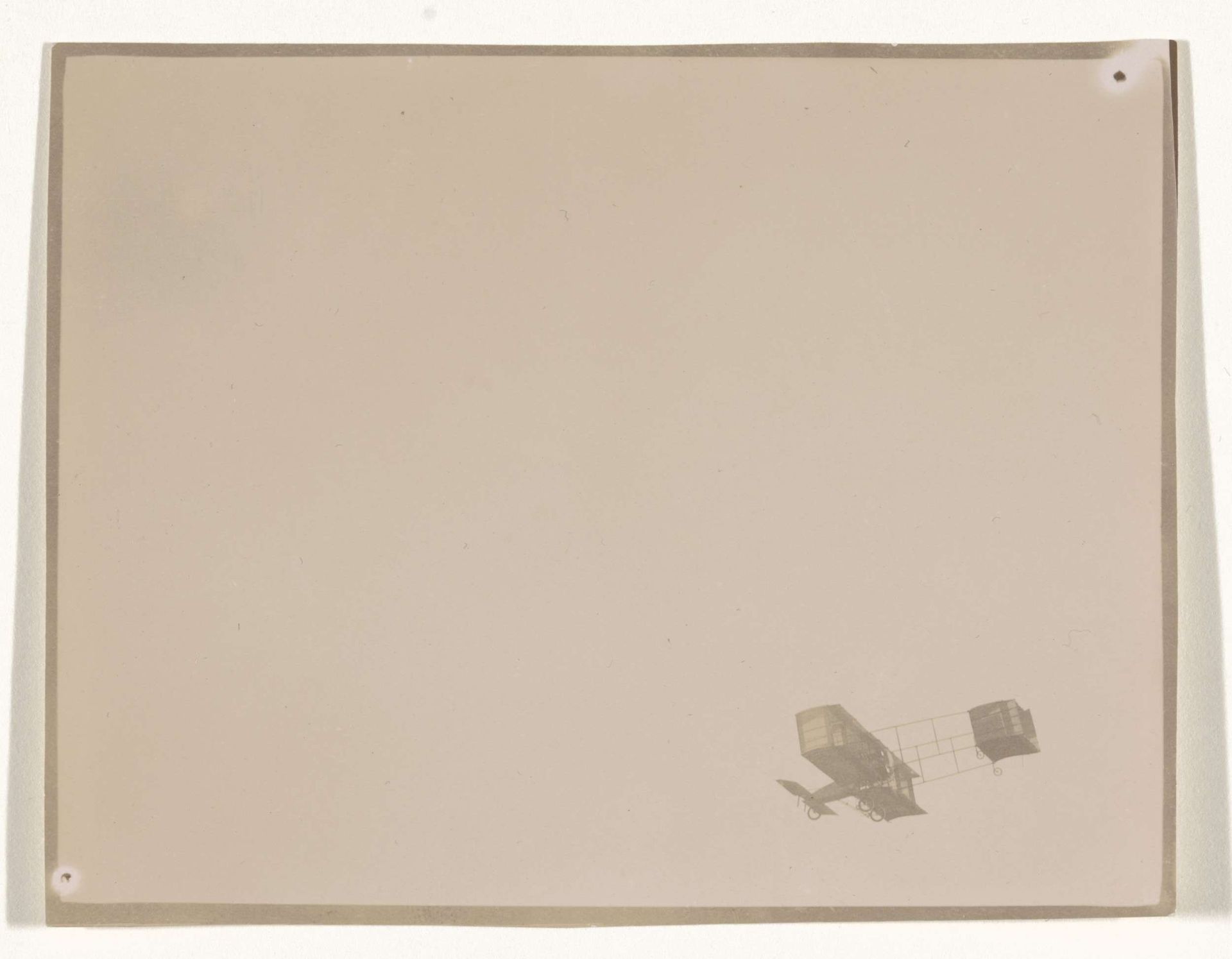 Vliegtuig in de lucht by Pierre de Caters