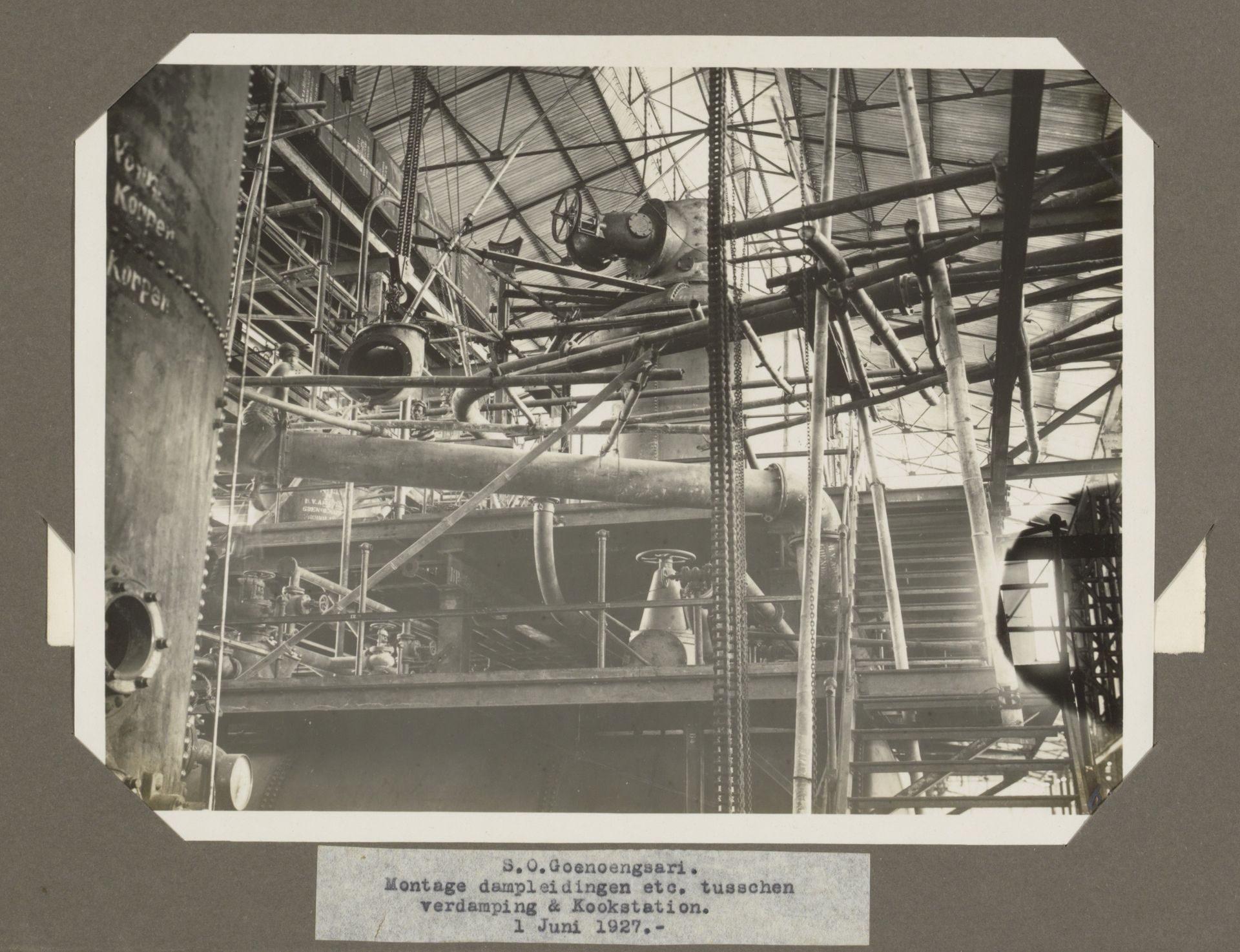 S.O. Goenoengsari. Montage dampleidingen etc. tusschen Verdamping & Kookstation. 1 Juni 1927. by Anonymous