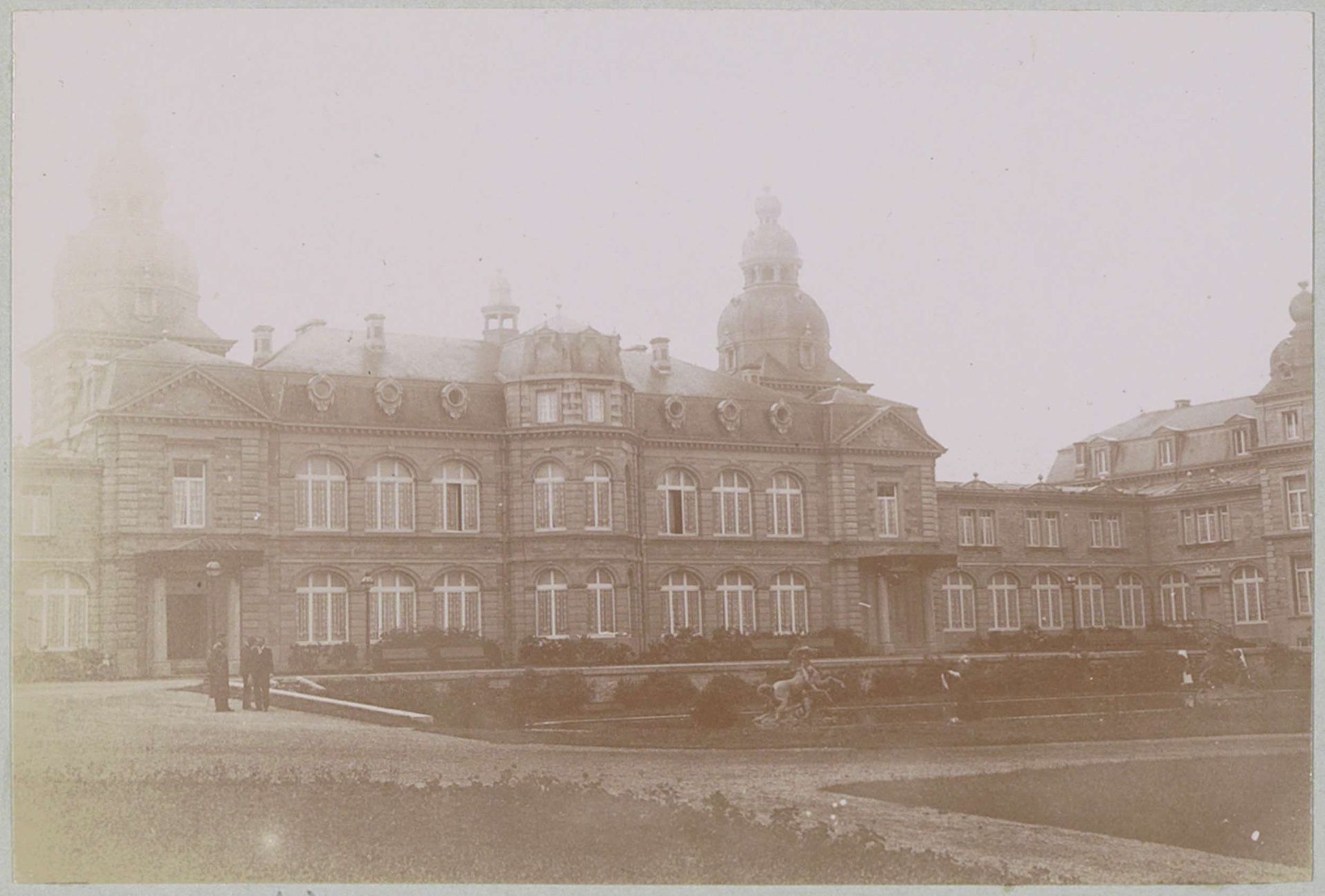Gezicht op de binnenplaats van Chateau Royal d'Ardenne te Houyet by Delizy