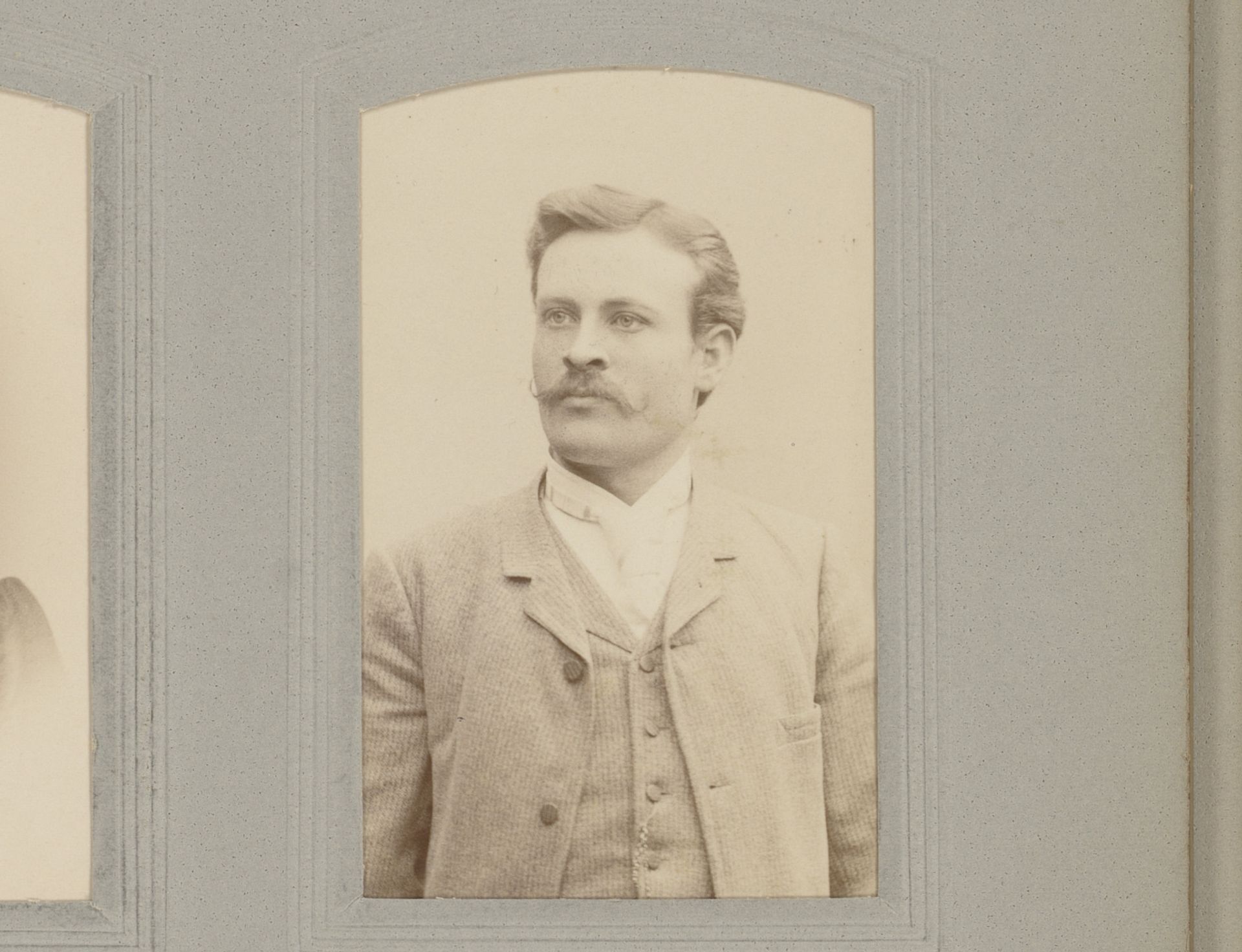 Portret van een man met snor by Daniel Nyblin