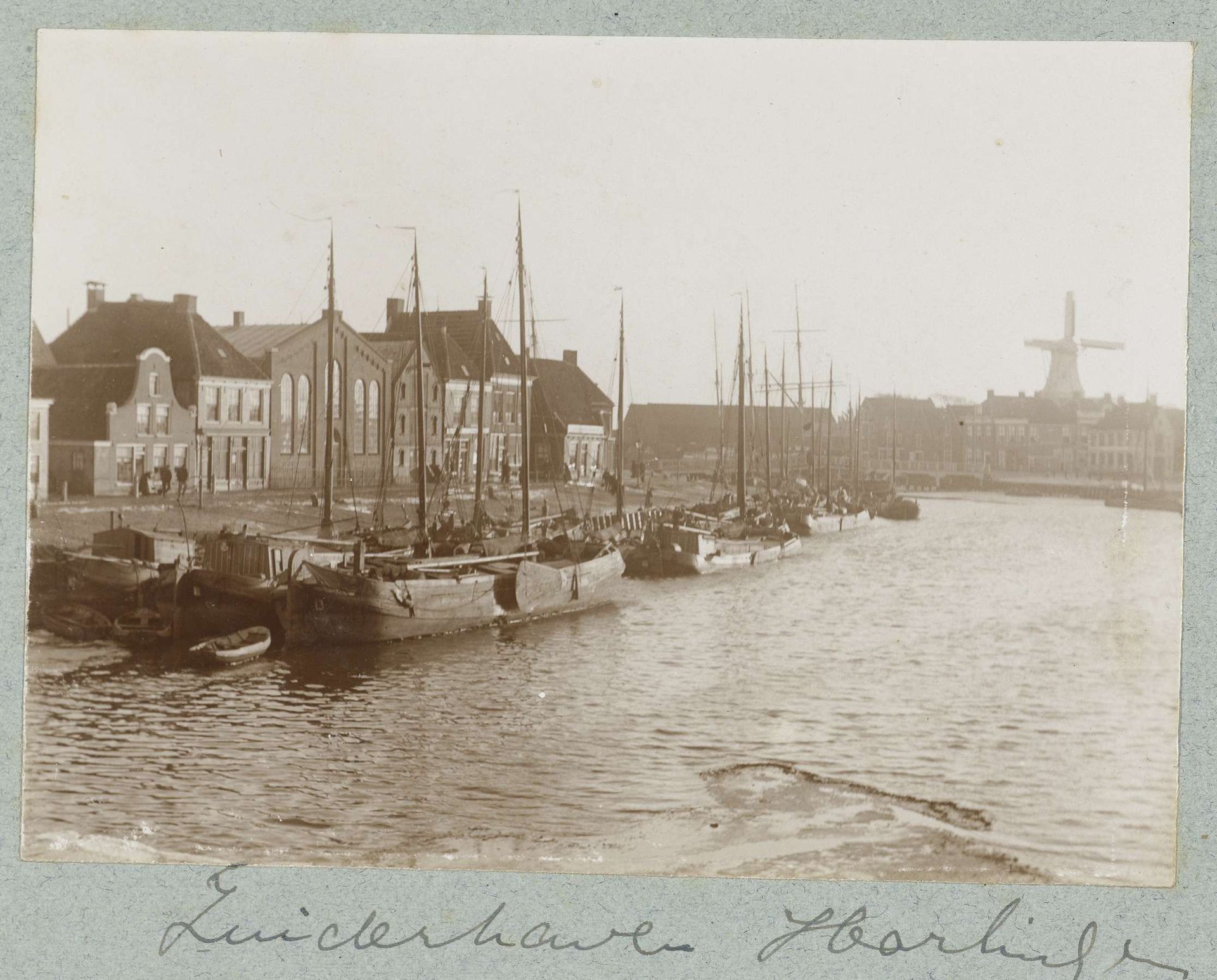 Havengezicht met platbodems en molen by Frits Freerks Fontein Fz.