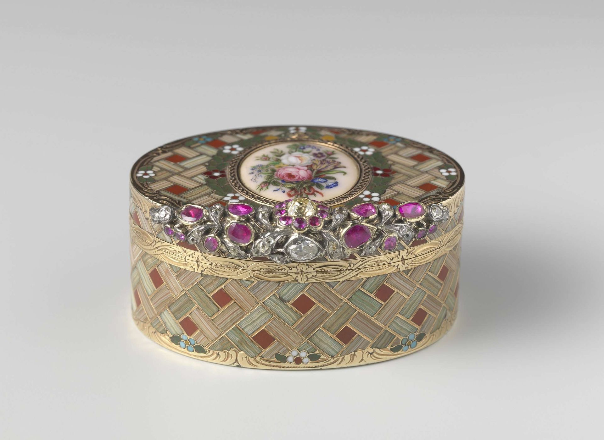 Snuifdoos van goud, ovaal, met een als vlechtwerk ingelegd mozaïek van bandagaat en kornalijn. Op het deksel een festoen van robijn en diamant by Johann Christian Neuber