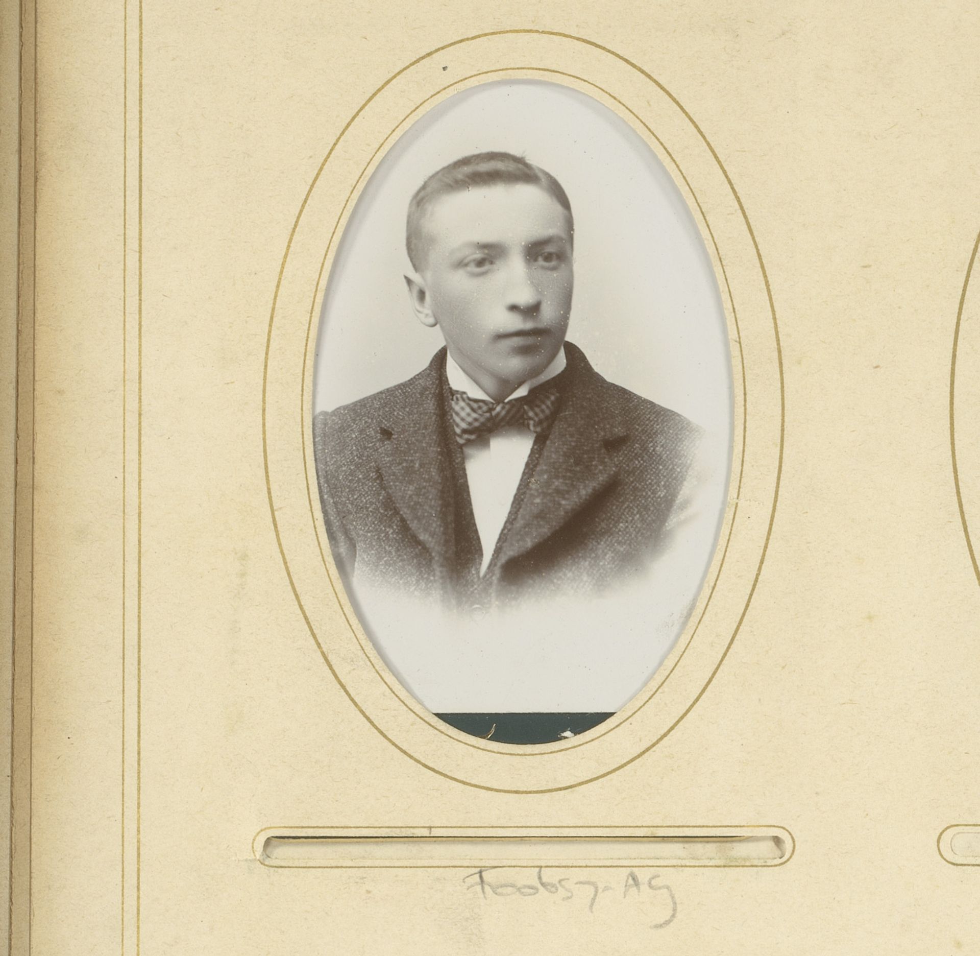 Portret van en jonge man by Alfred Wragg