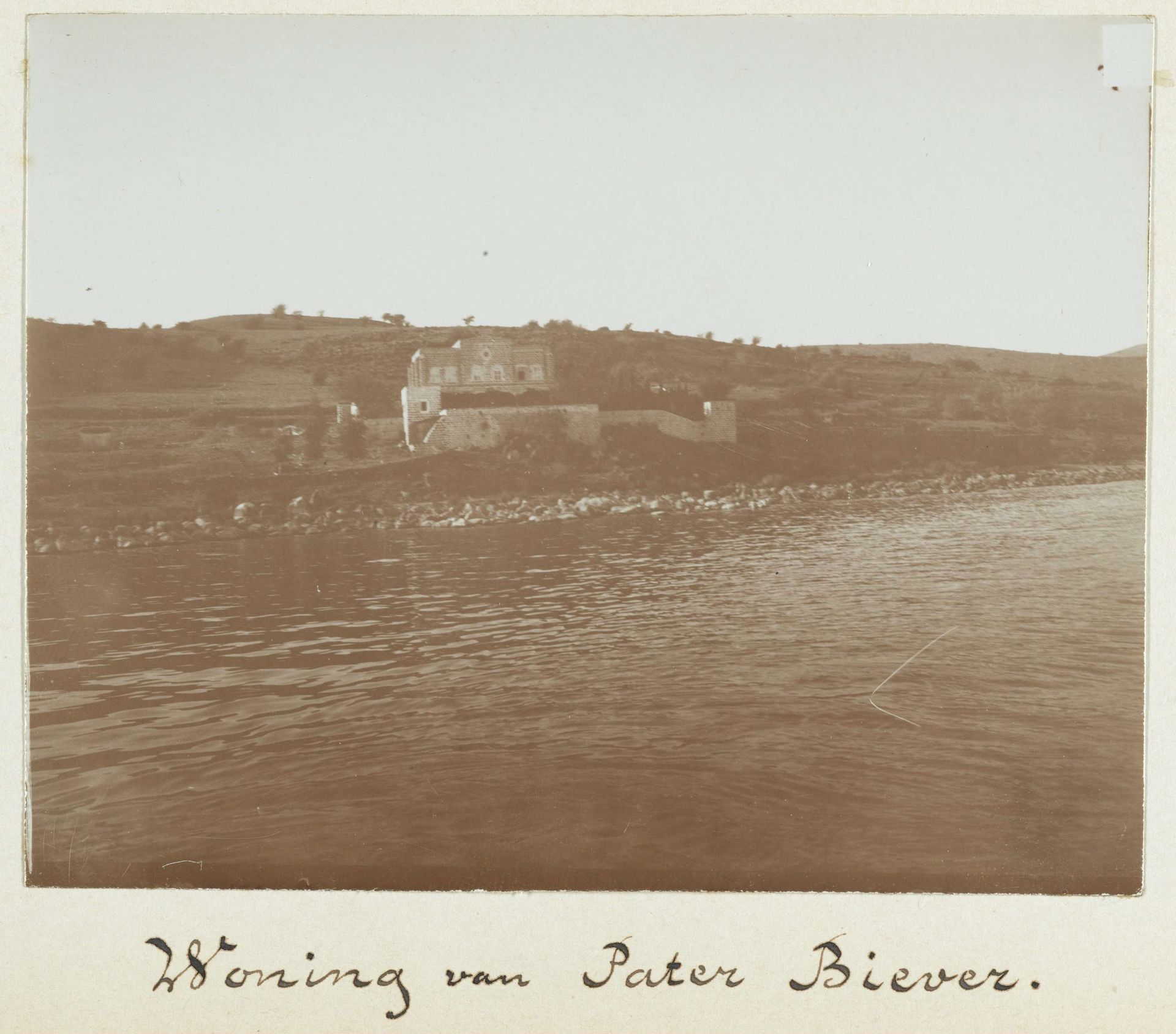 Gezicht op de woning van pater Théodore Zephyrin Biever in Tabgha aan het meer van Tiberias by Johannes Lodewijk Heldring