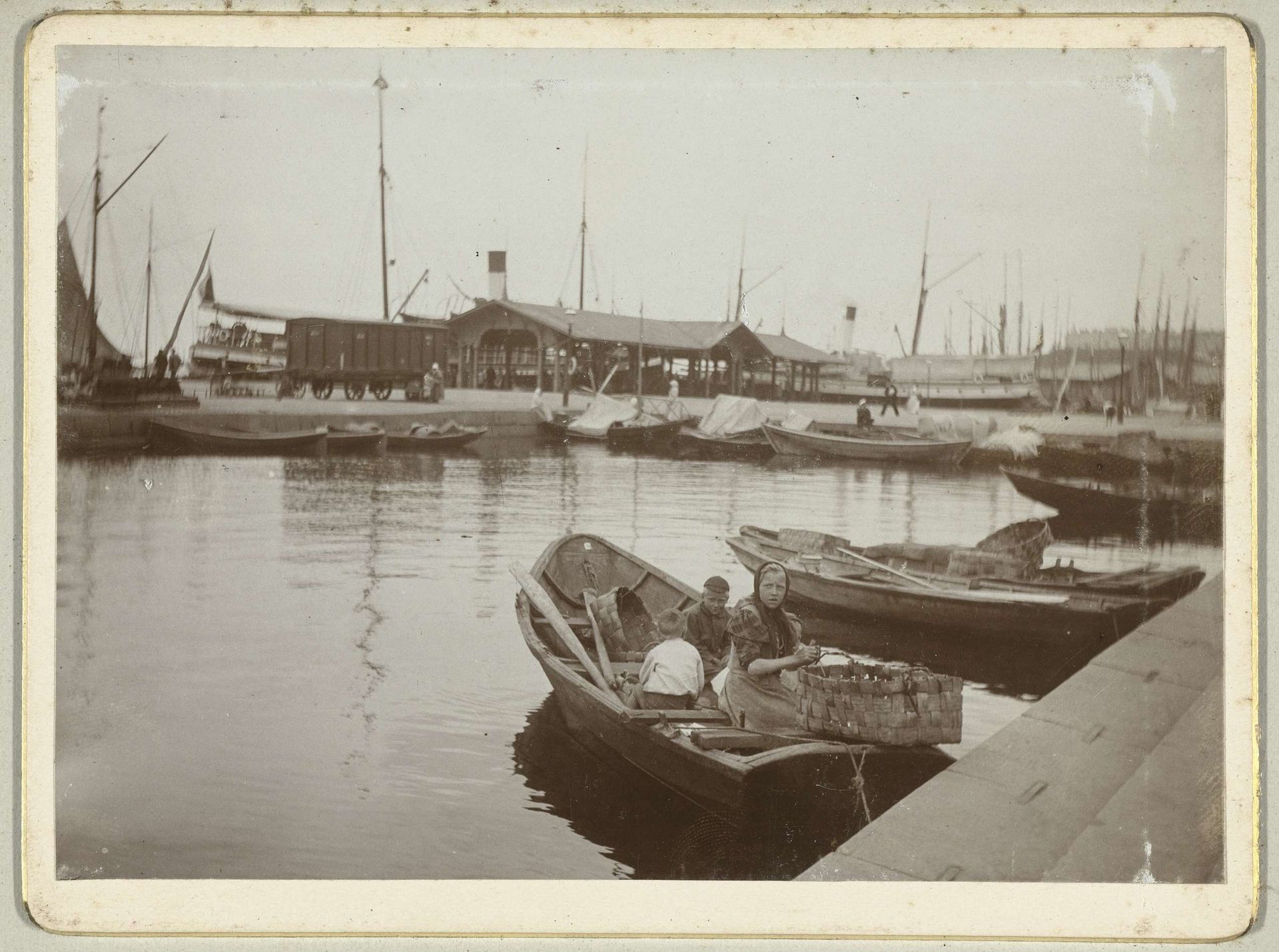 Vismarkt in Helsinki met aangemeerde bootjes aan de kade. by Henry Pauw van Wieldrecht