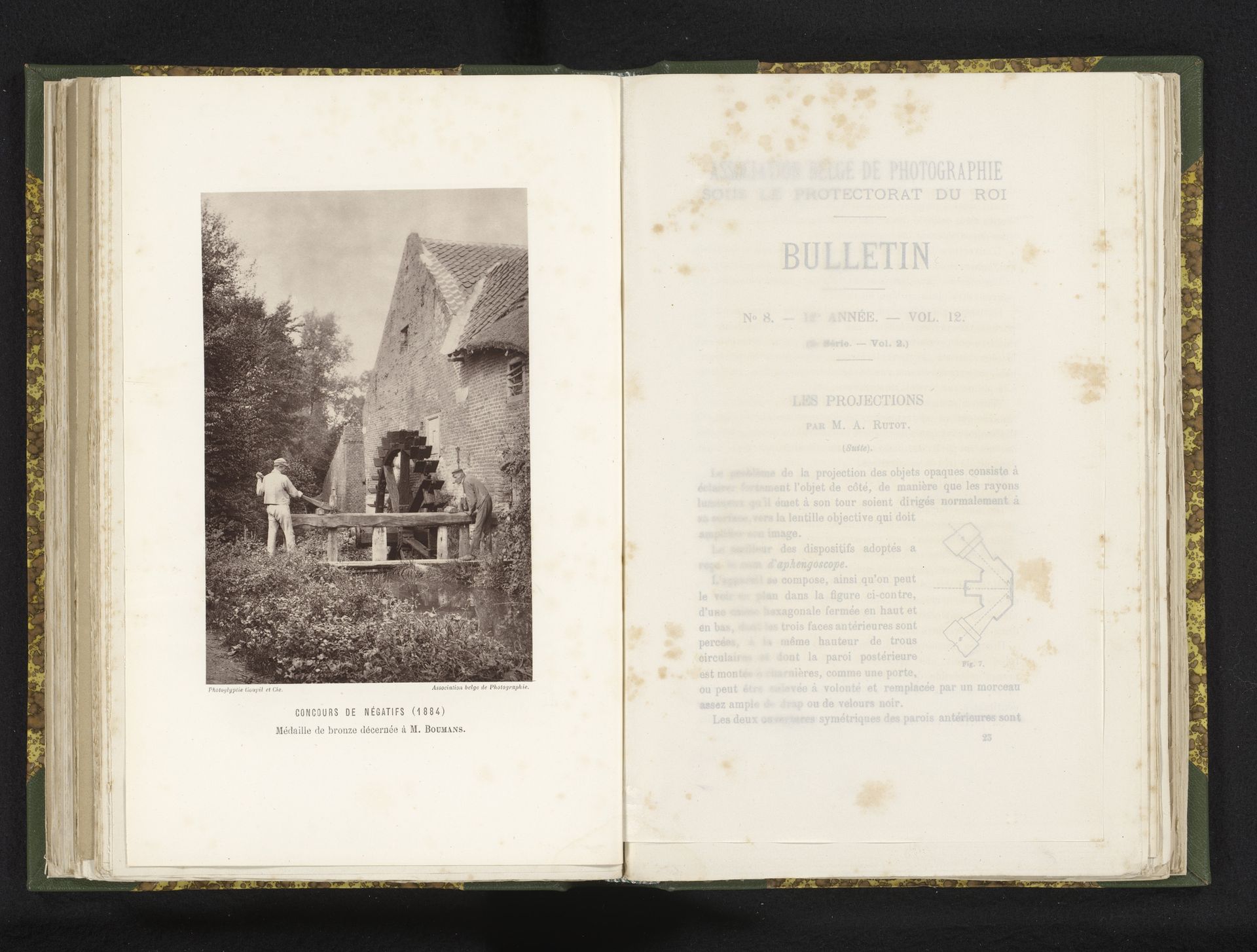 Twee mannen regelen het waterpeil bij een watermolen, te Eijsden by Mathias Boumans