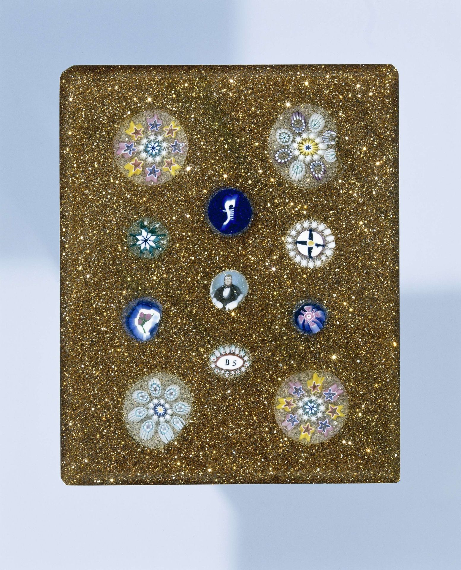 Plaquette van aventurienglas, met elf  rozetten van millefioriglas , de middelste met een portret van Camillo Benso, graaf Cavour; in het rozet daaronder het monogram BS. by Giacomo Franchini