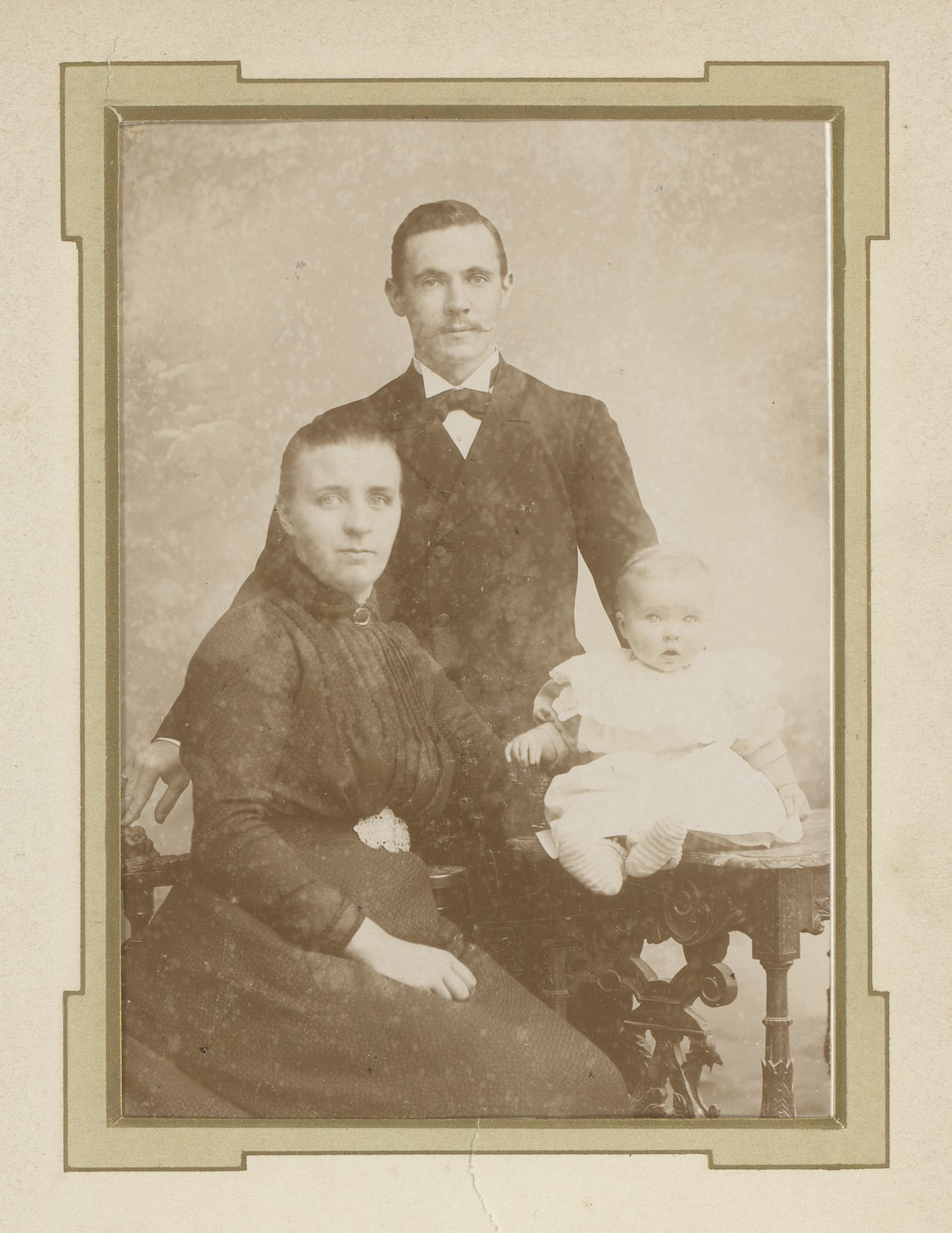 Portret van een man en vrouw met een baby by G. Lekegian & Co.