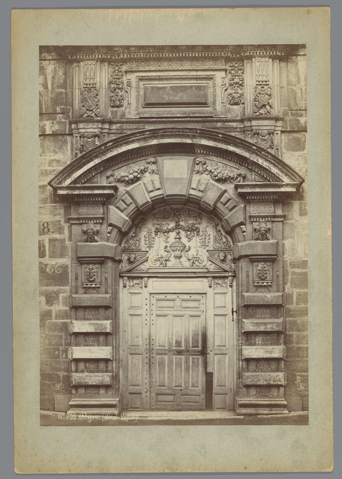 Toegangsportaal van het Hôtel de Vogüé te Dijon by Médéric Mieusement