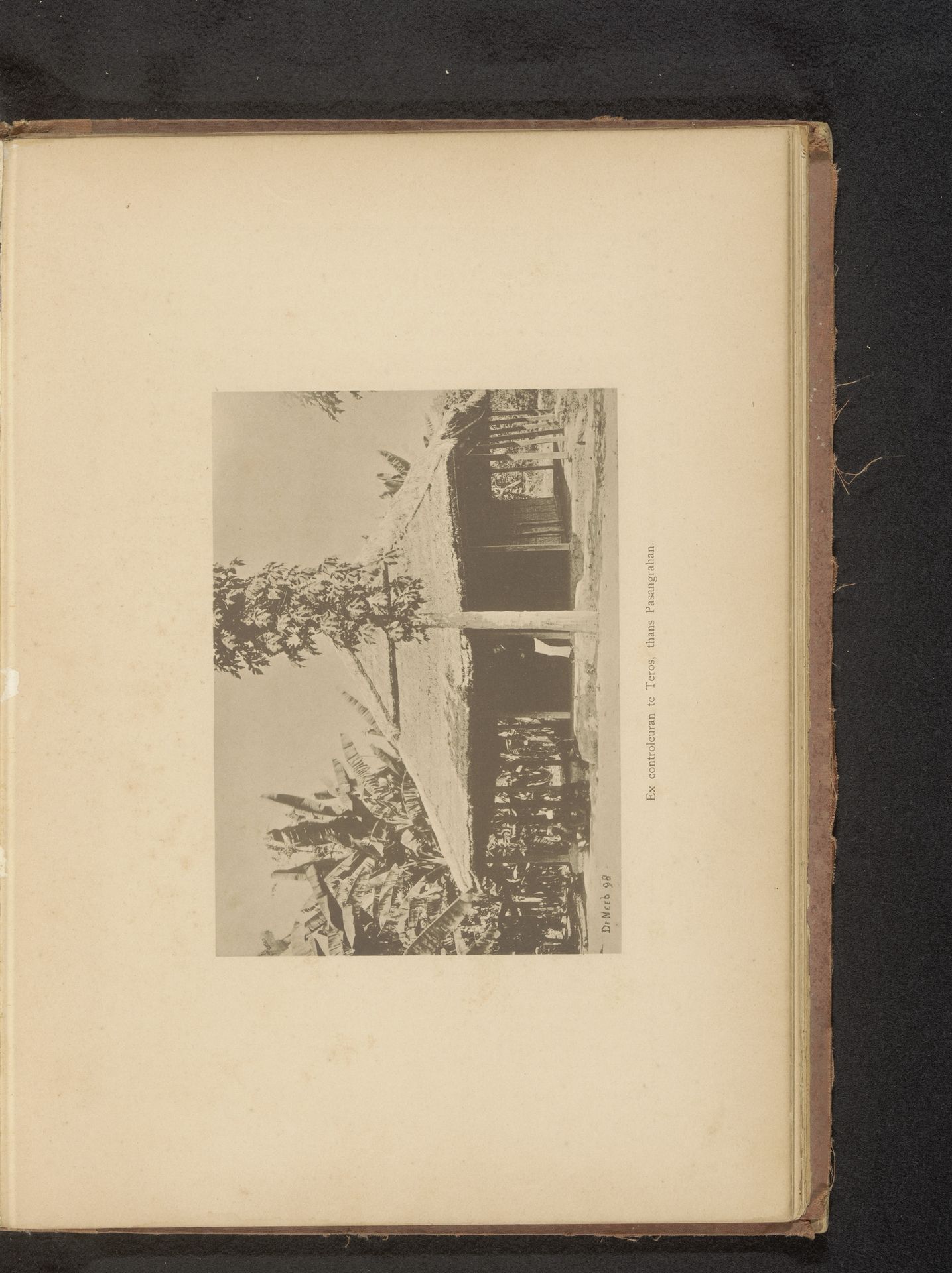 Gezicht op vier onbekende personen zittend voor een woning by Christiaan Johan Neeb