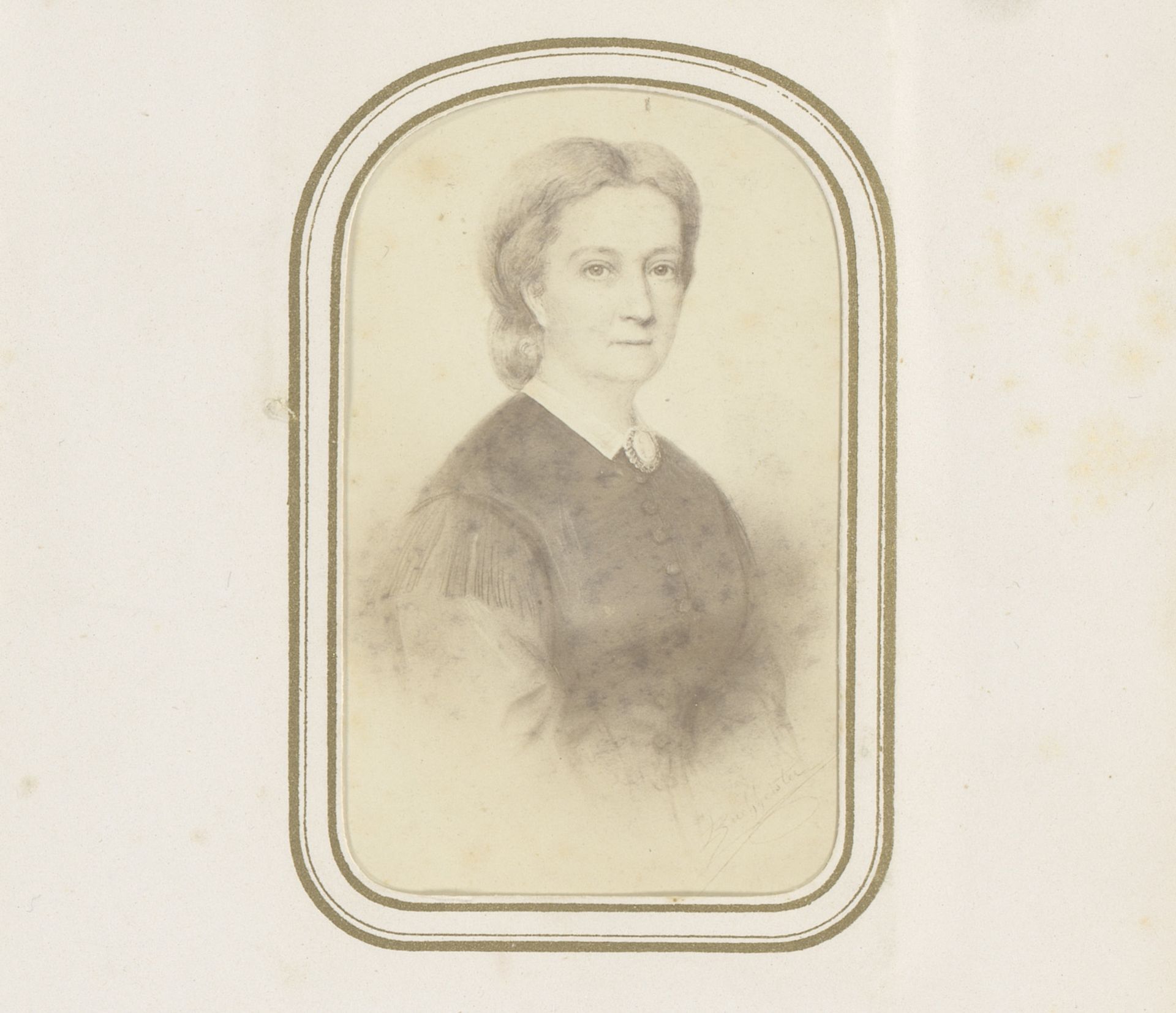 Fotoreproductie van een getekend portret van een vrouw by Louis Buchheister