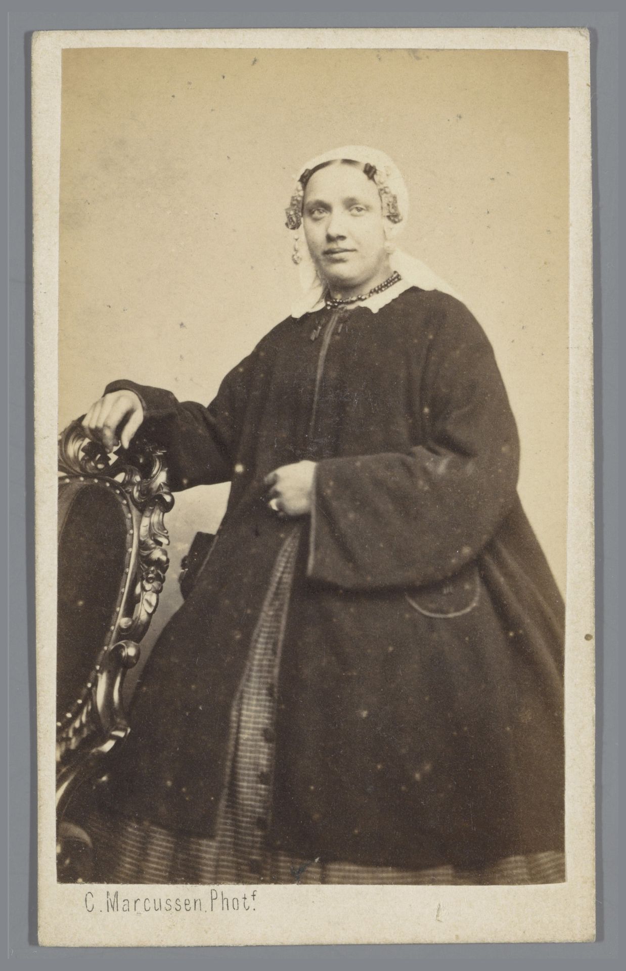 Portret van een onbekende vrouw met muts by Christaan Marcussen