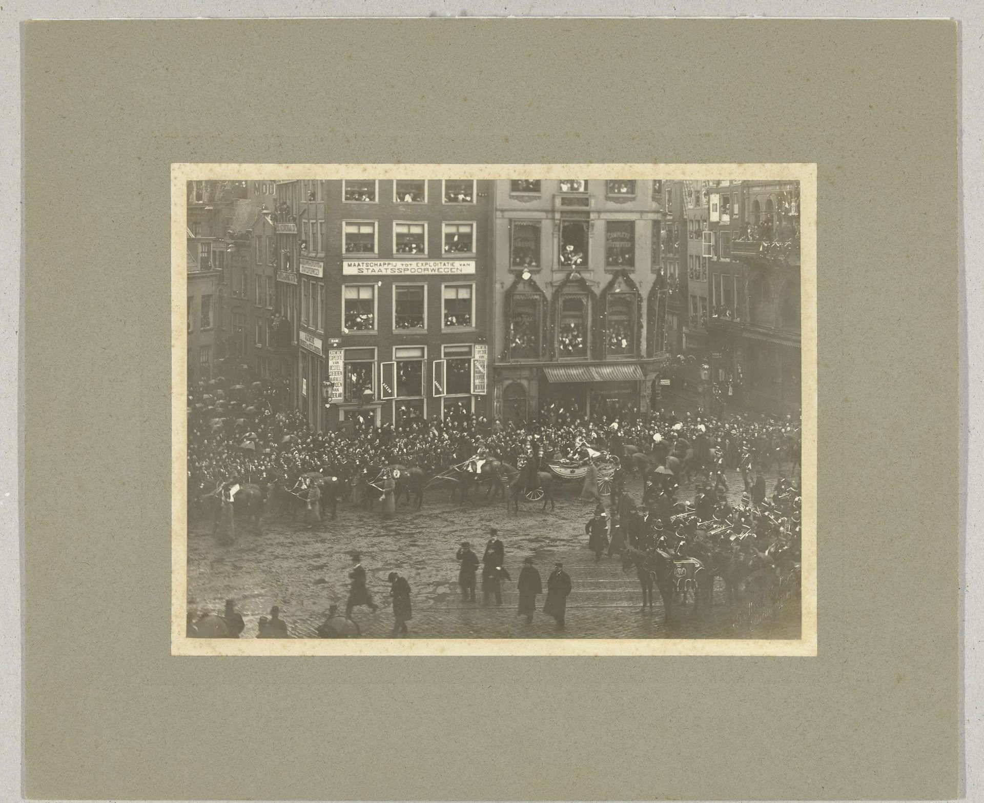 Feestelijkheden ter gelegenheid van het huwelijk van koningin Wilhelmina en prins Hendrik by G.A. Mögle & Co