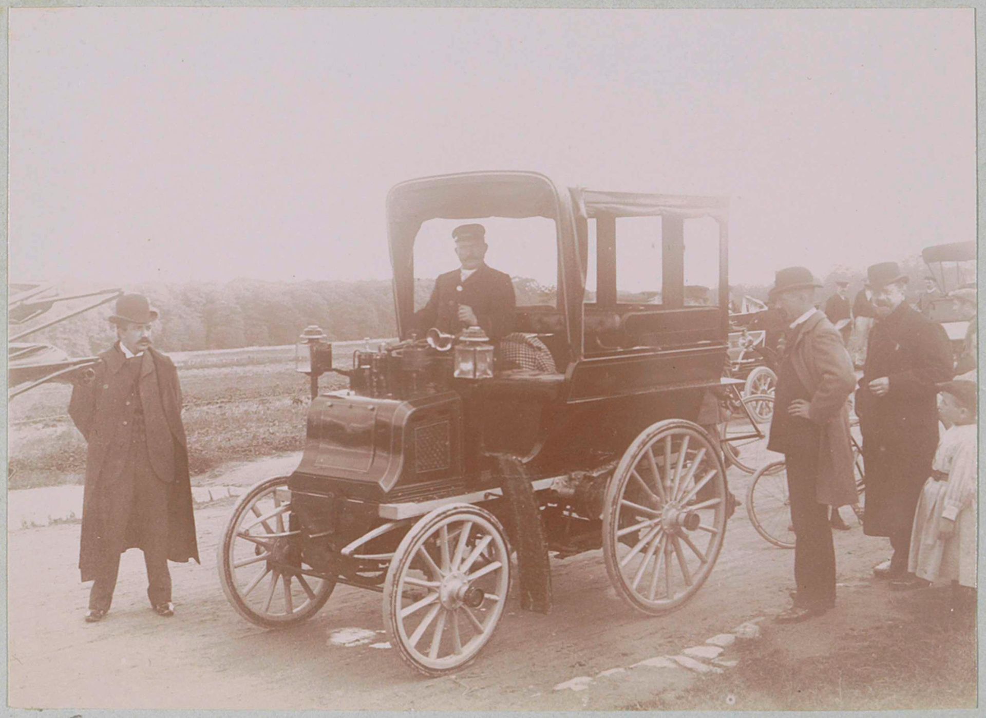 Gezelschap bij een automobiel in Frankrijk, waarschijnlijk tijdens een race voor Mors-automobielen by Delizy