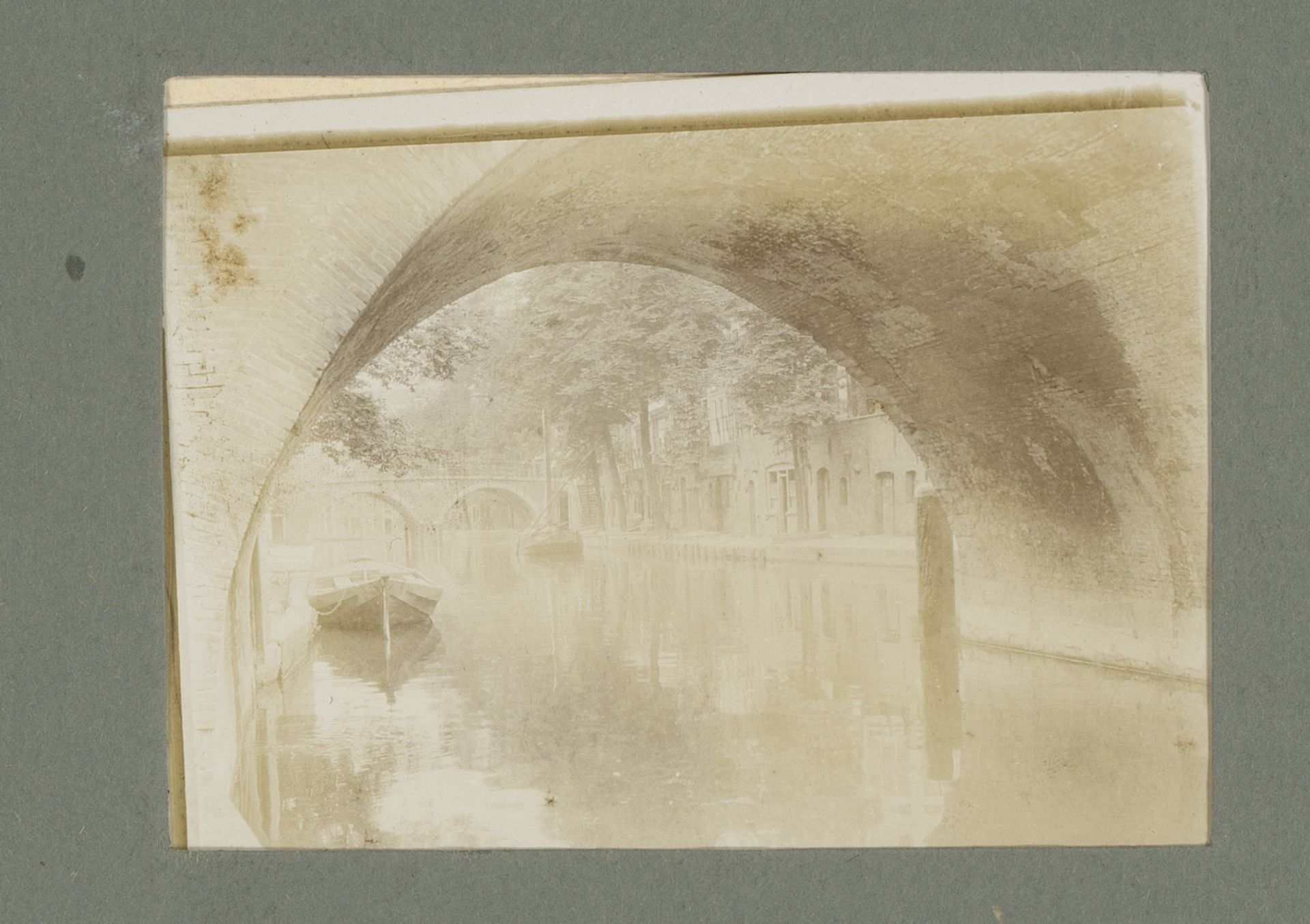 Gezicht op de Oude Gracht, Utrecht by G. Hidderley