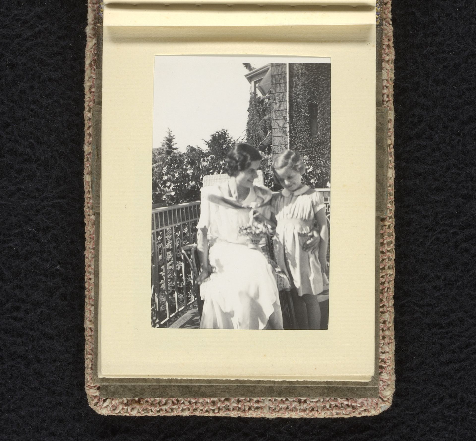 Isabel Wachenheimer op het balkon met haar kindermeisje, juni-augustus 1933, Hamburg by familie Wachenheimer