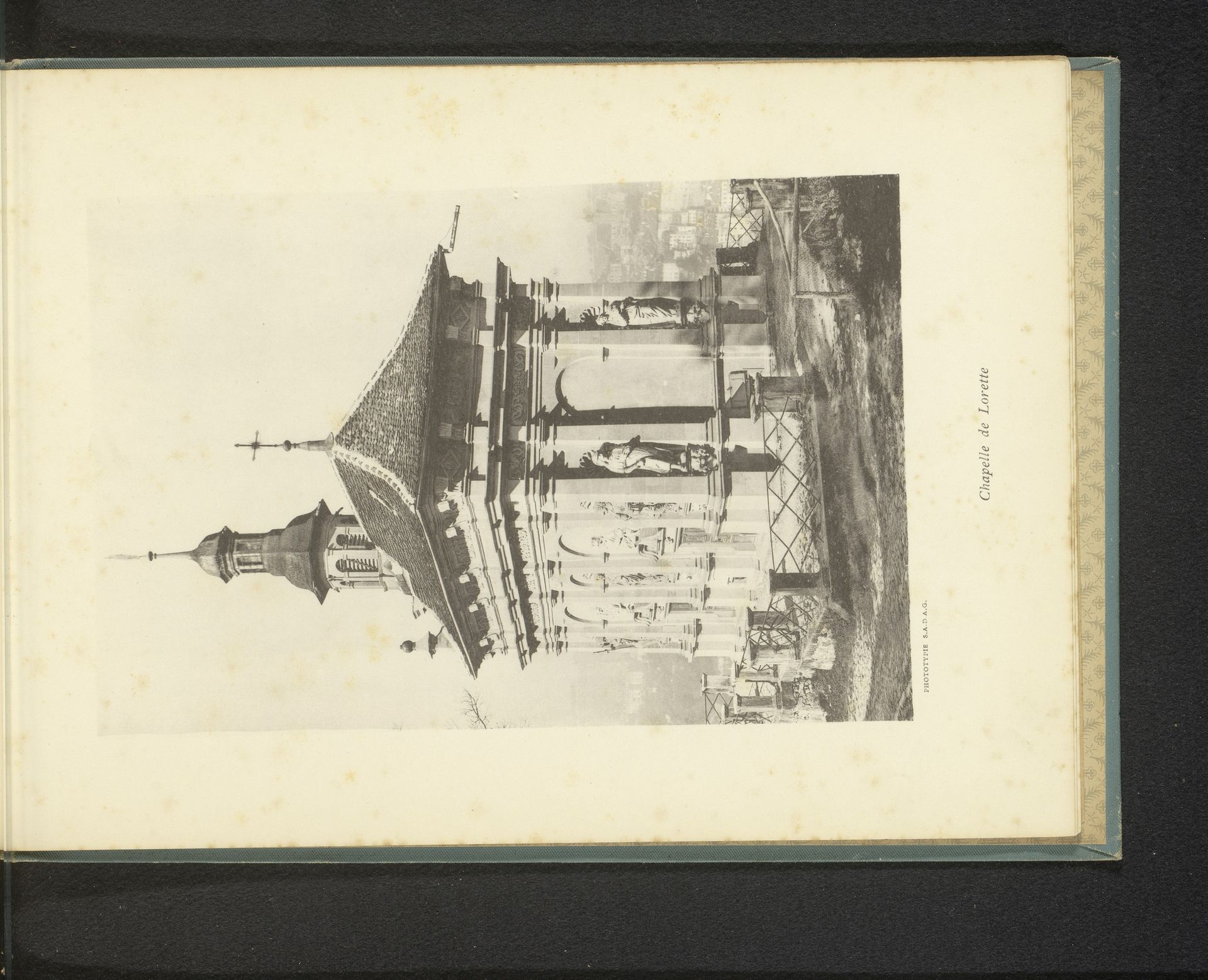 Gezicht op de Chapelle de Lorette bij Fribourg by Anonymous