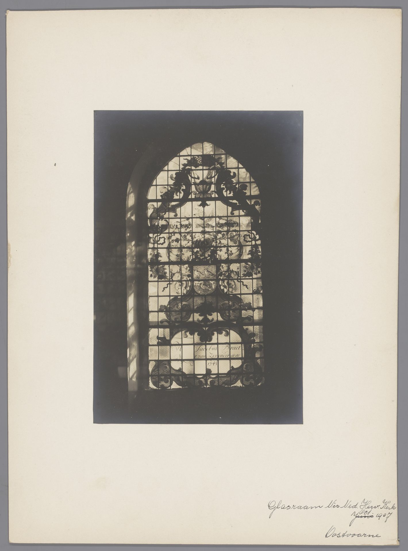 Geschilderd raam in de Dorpskerk te Oostvoorne by anoniem (Monumentenzorg)
