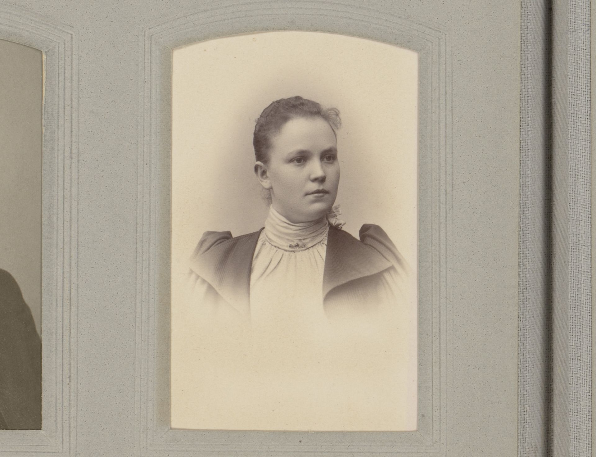 Portret van een jonge vrouw by Landén Larsson