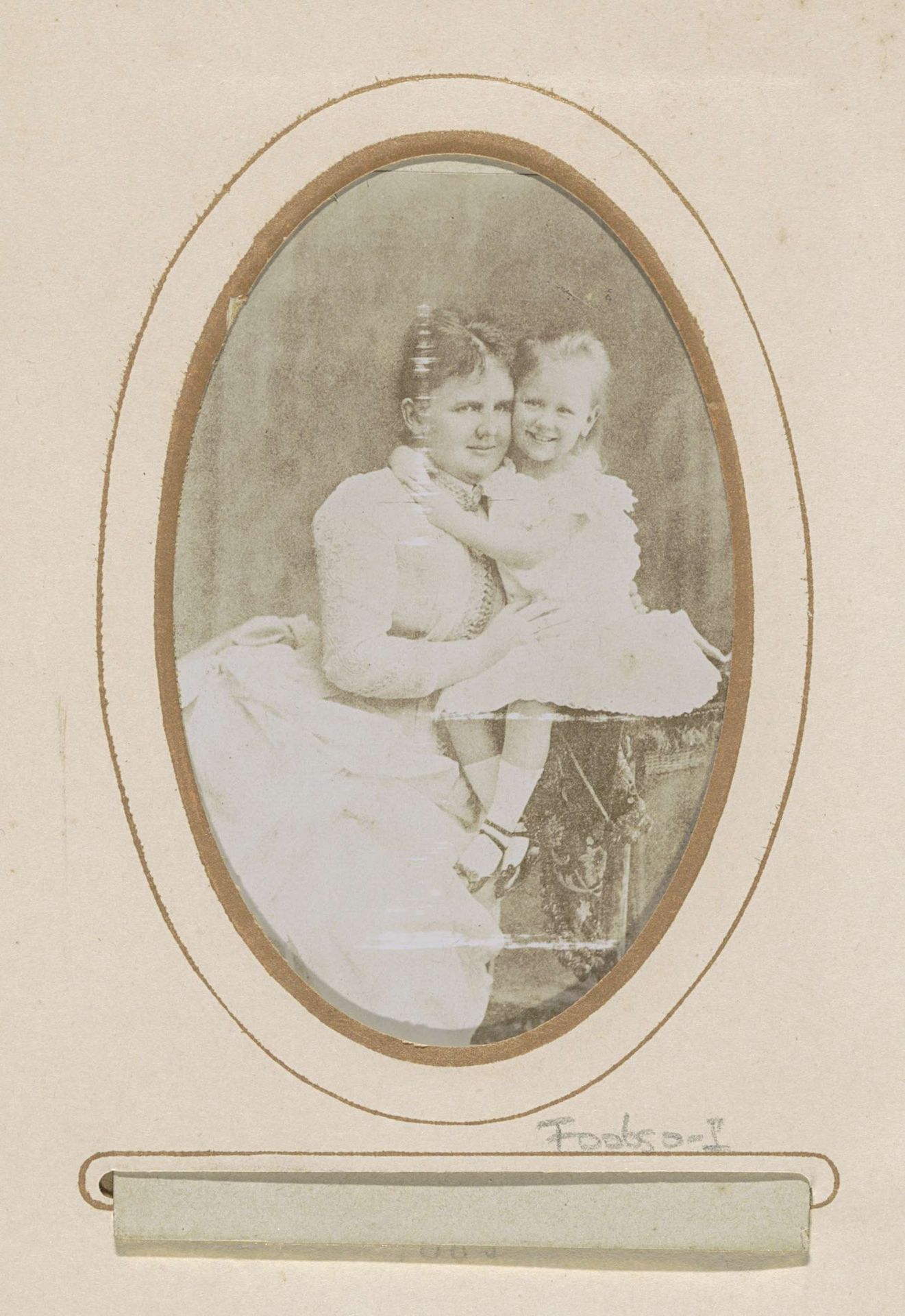 Portret van koningin Emma met prinses Wilhelmina by Carl Pietzner