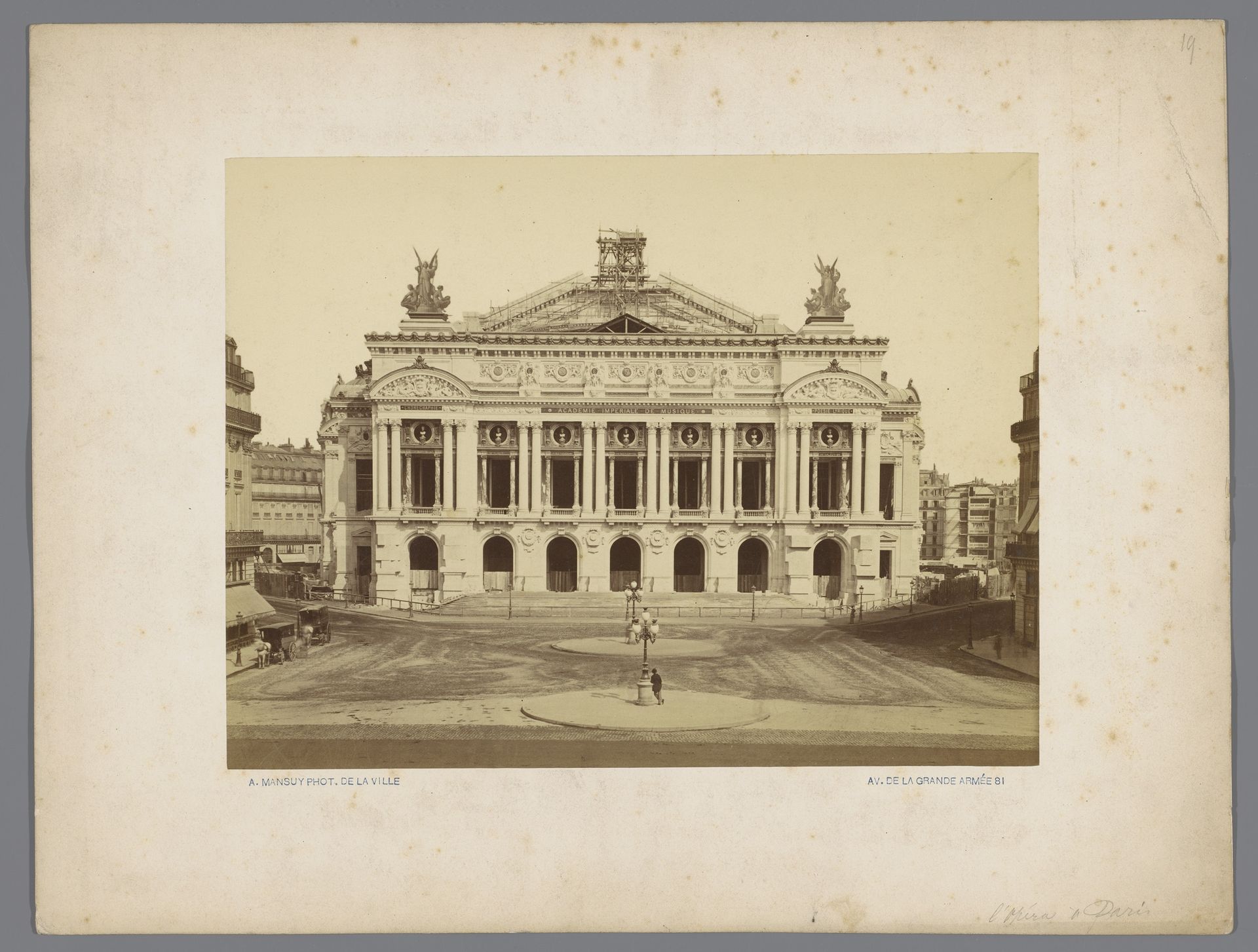 Gezicht op de Opéra Garnier te Parijs by Albert Mansuy