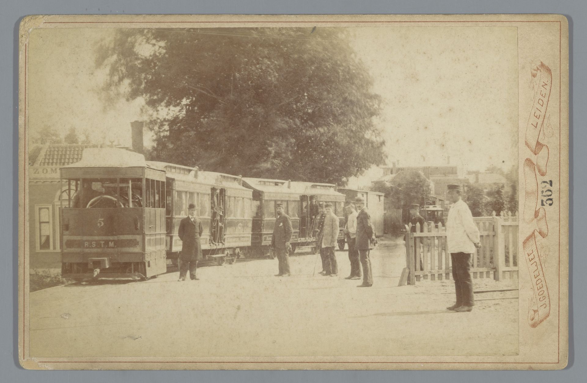 Gezicht op een stoomtram te Leiden. by Jan Goedeljee